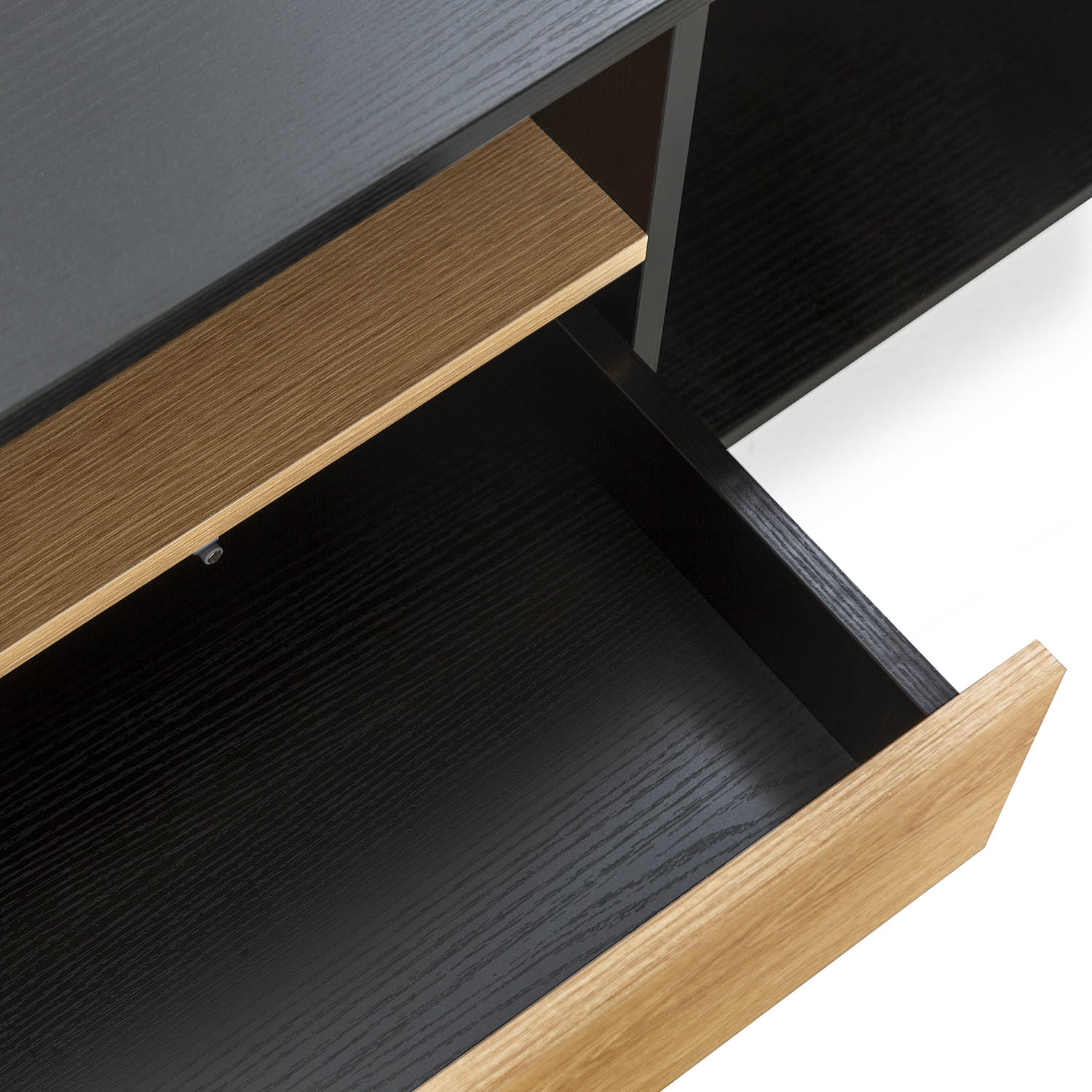 Un cajón negro abierto con tirador de madera marrón y estante.