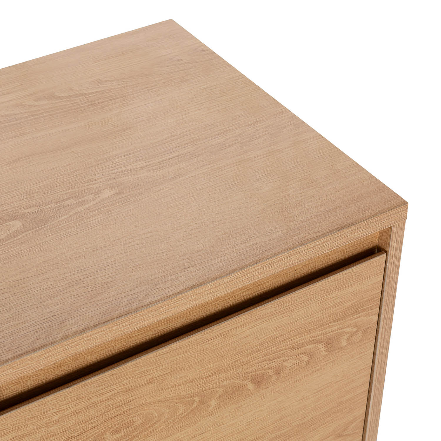 Primer plano de una superficie de madera de color marrón claro con veta visible y un cajón.