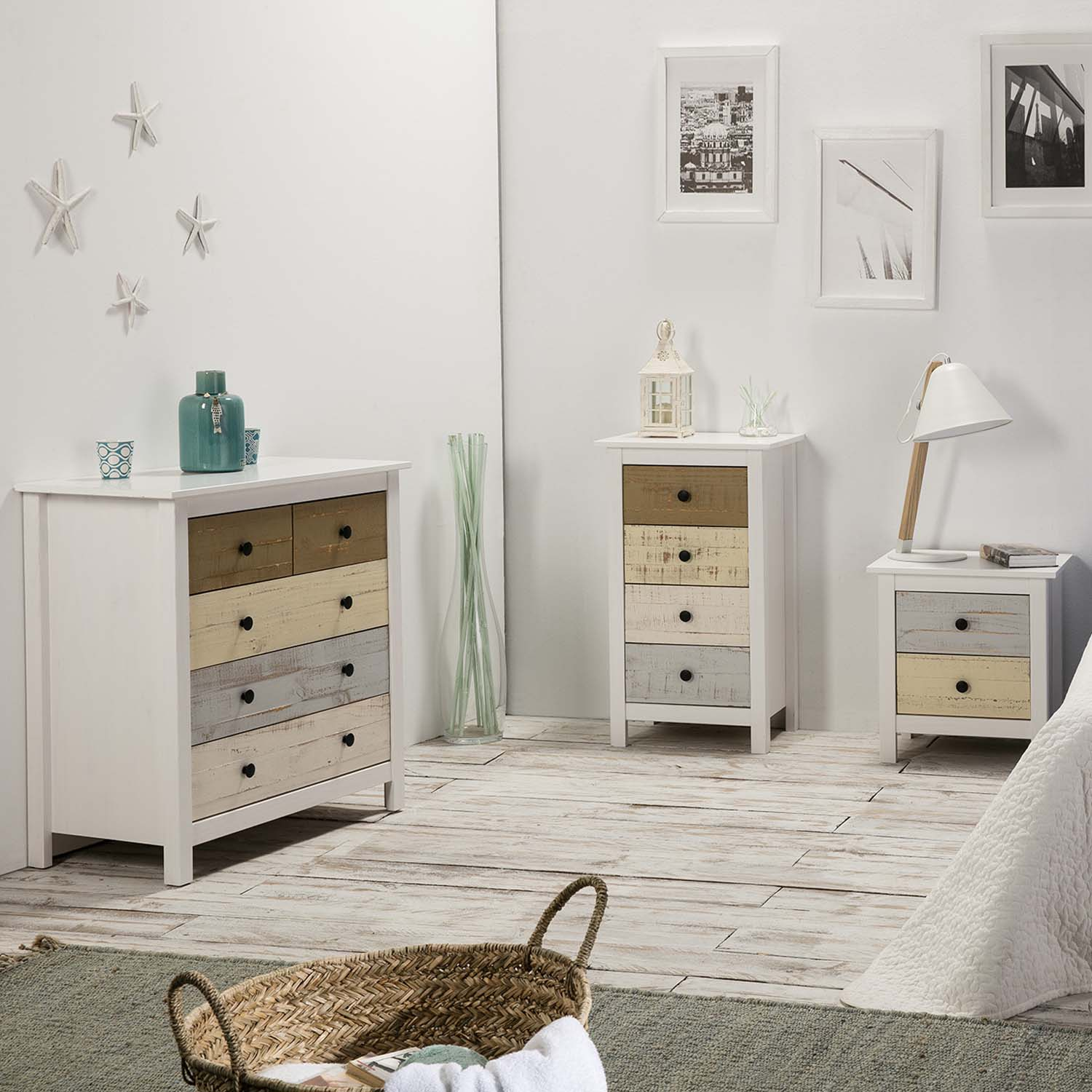 Un dormitorio con cómodas y mesitas de noche en tonos pastel, decoración playera.