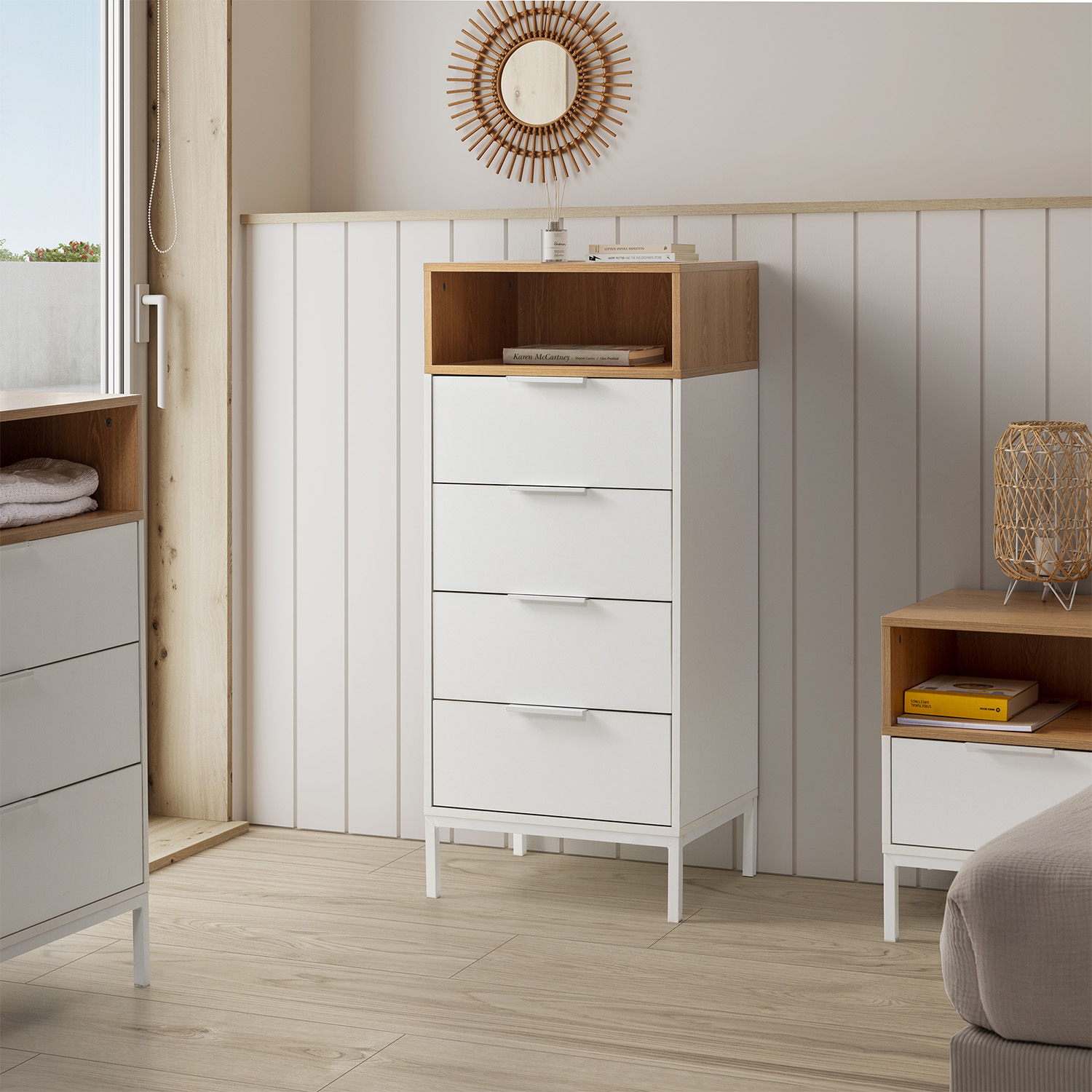 Cómoda blanca con tapa de madera sobre suelo de madera.