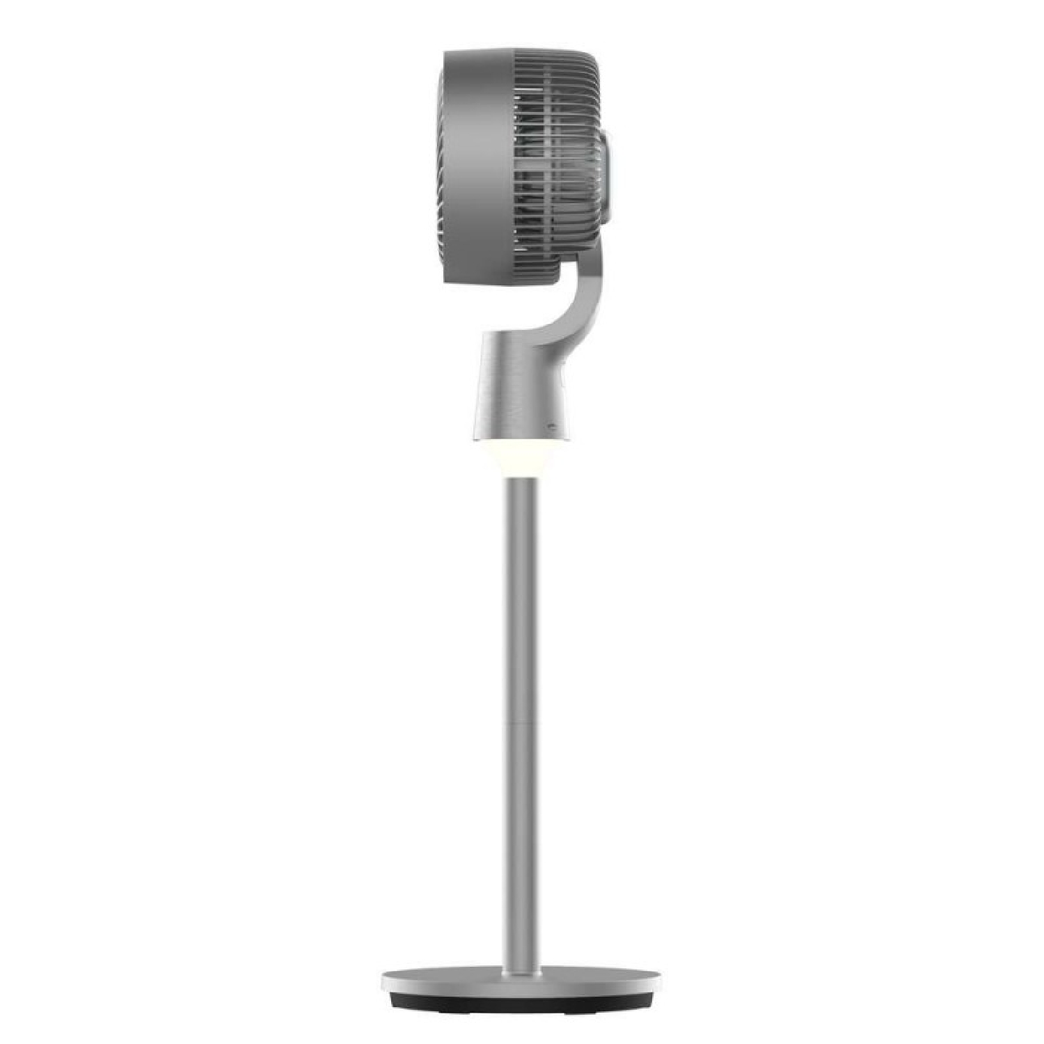 Un ventilador de pie gris con base redonda y soporte delgado.