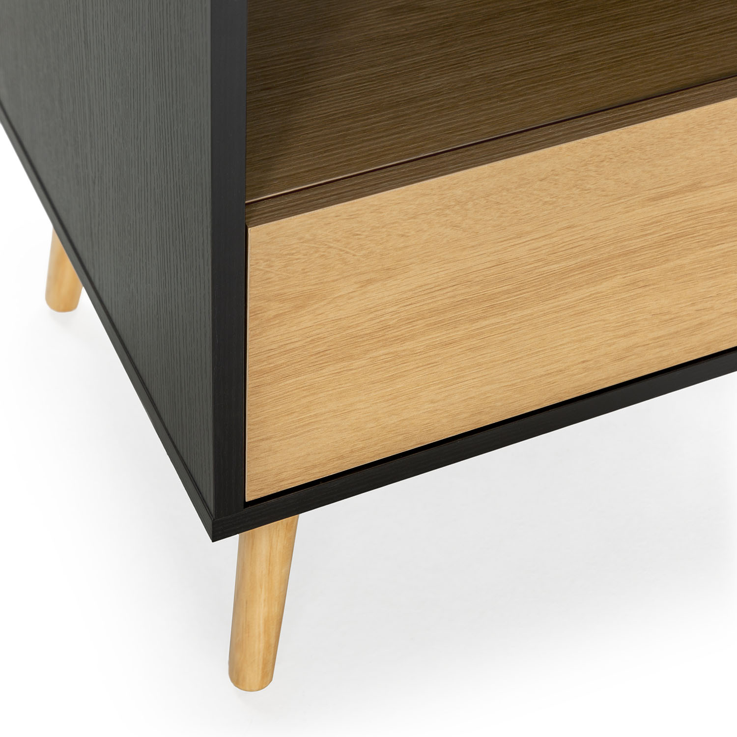 Mueble negro con detalles de madera y patas anguladas.