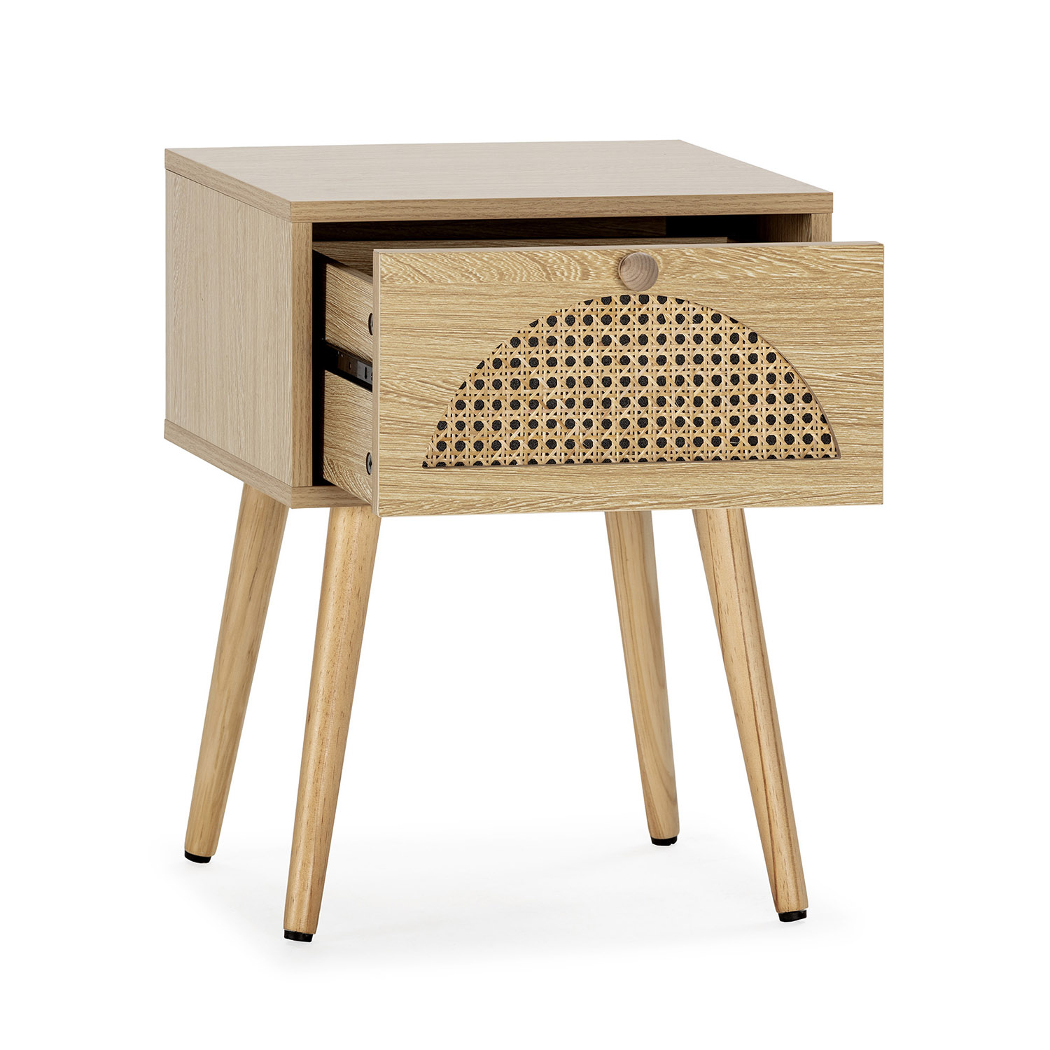 Mesita de noche de madera con un cajón con detalle de ratán y pomo de madera.