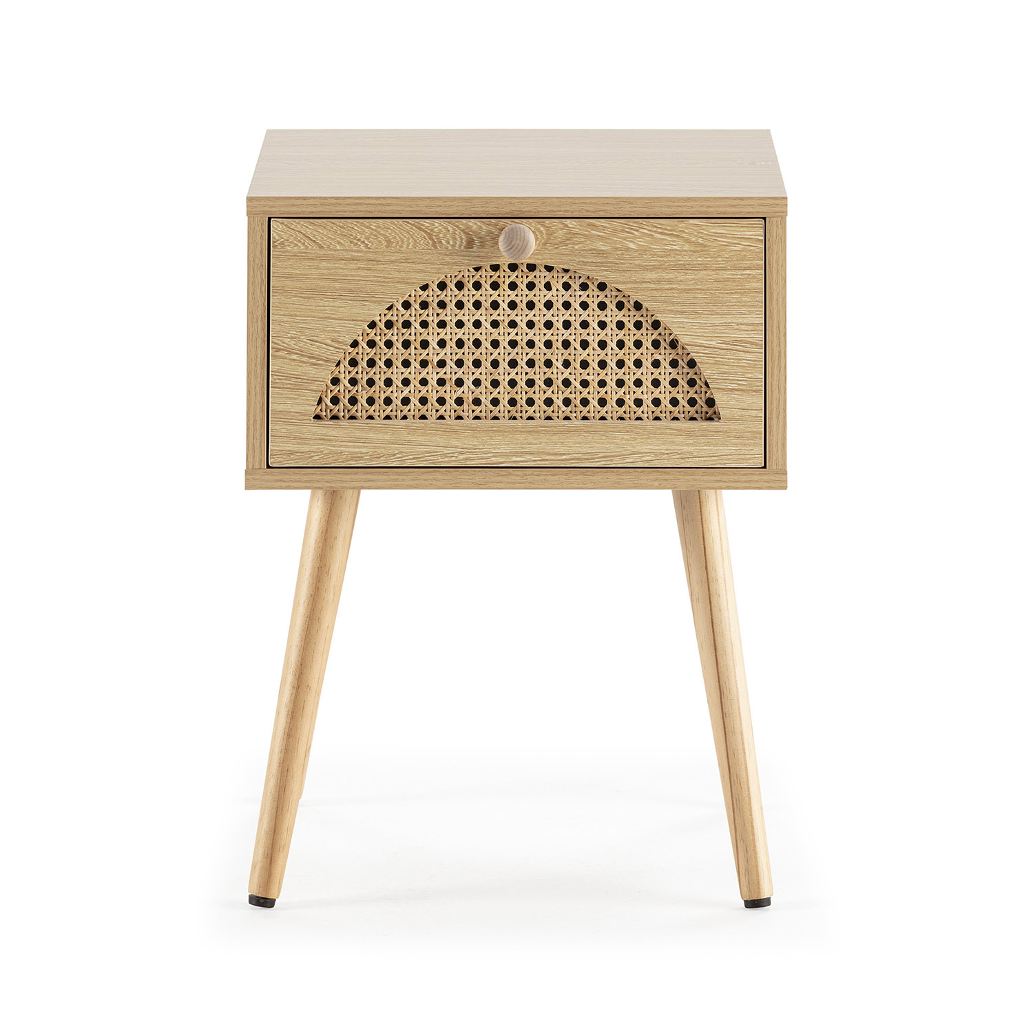 Mesita de noche de madera clara con cajón y puerta de estilo caña sobre patas cónicas.