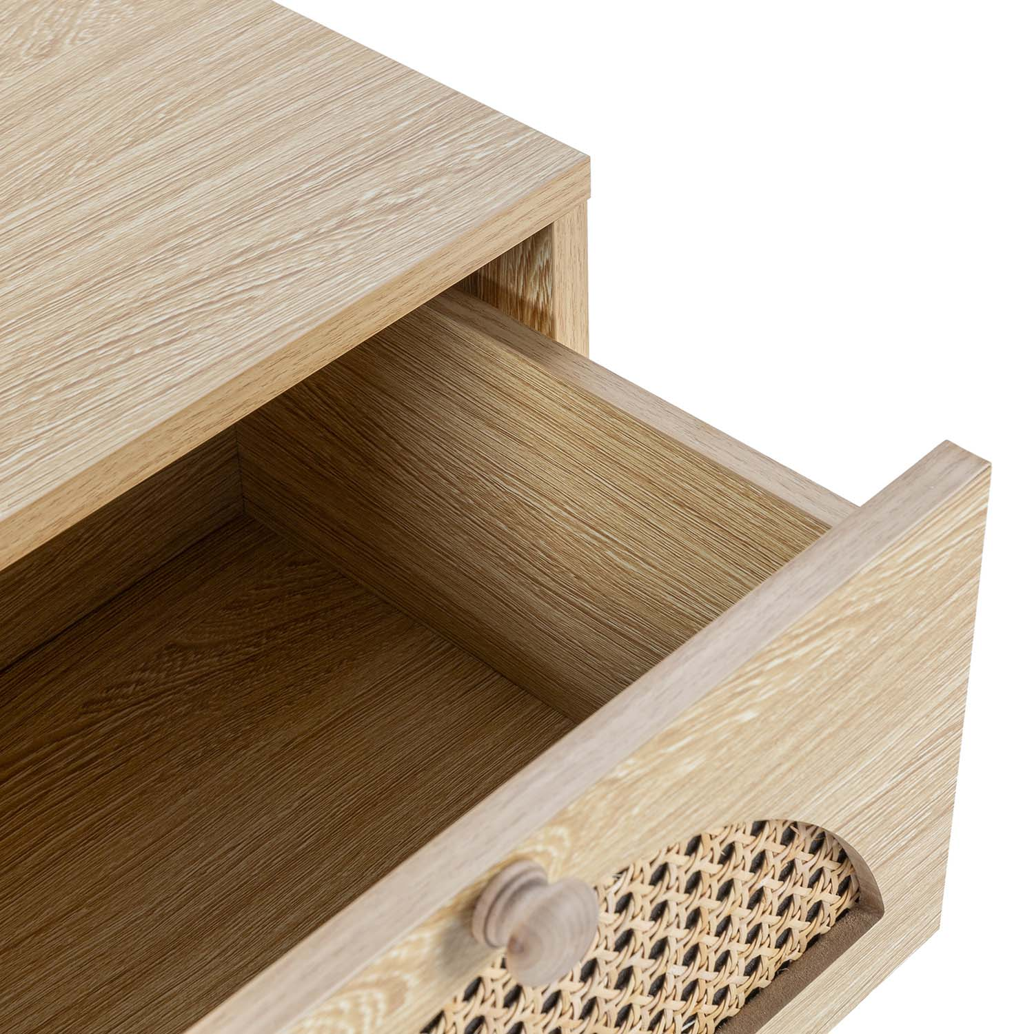 Un mueble de madera clara con un cajón parcialmente abierto y detalle de ratán.