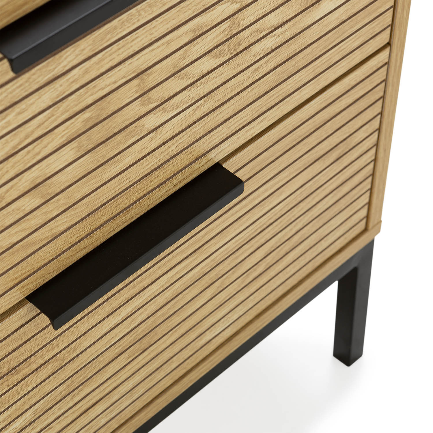 Cómoda de madera con ranuras horizontales y tiradores negros sobre patas negras.