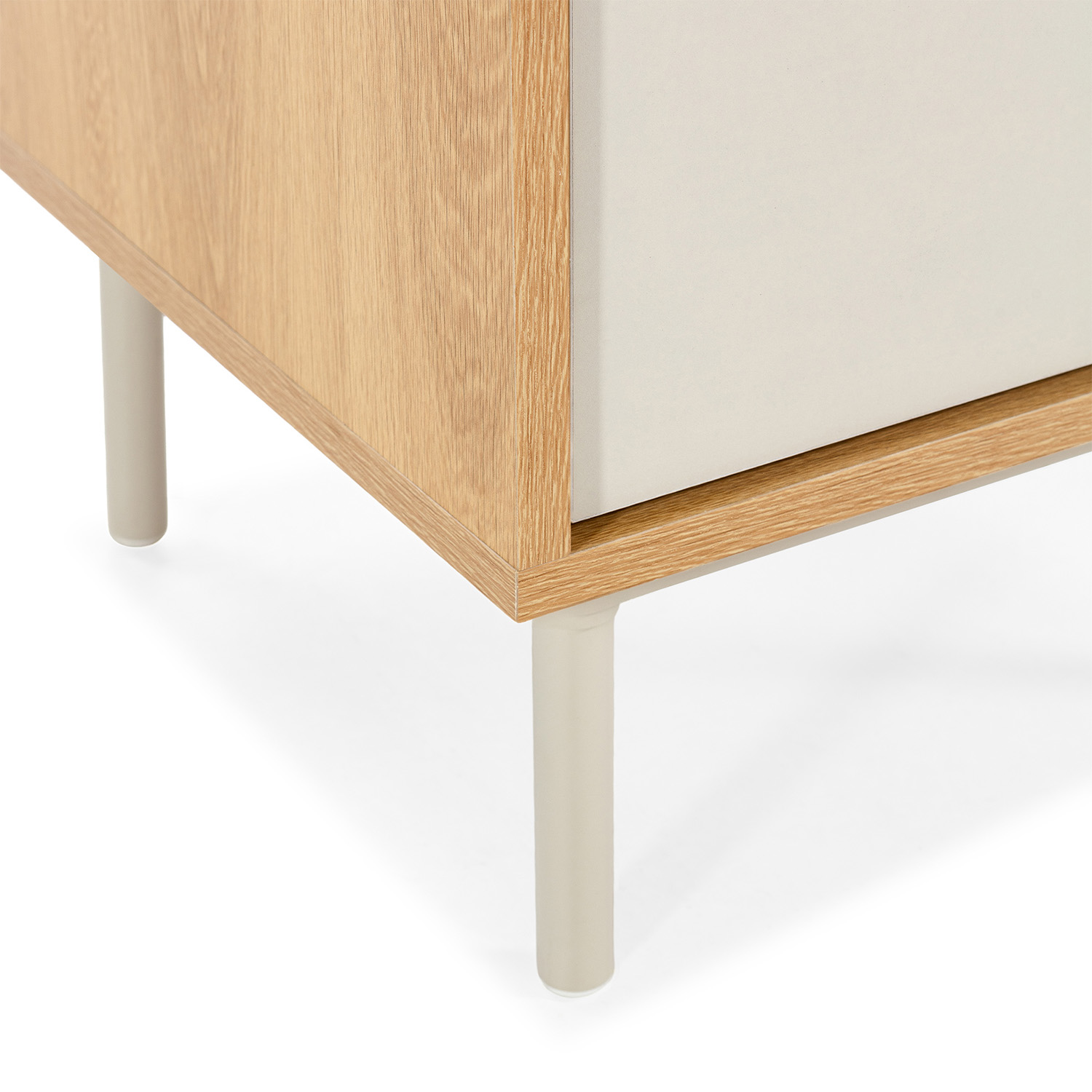 Un mueble de madera con frente color crema y patas redondas.