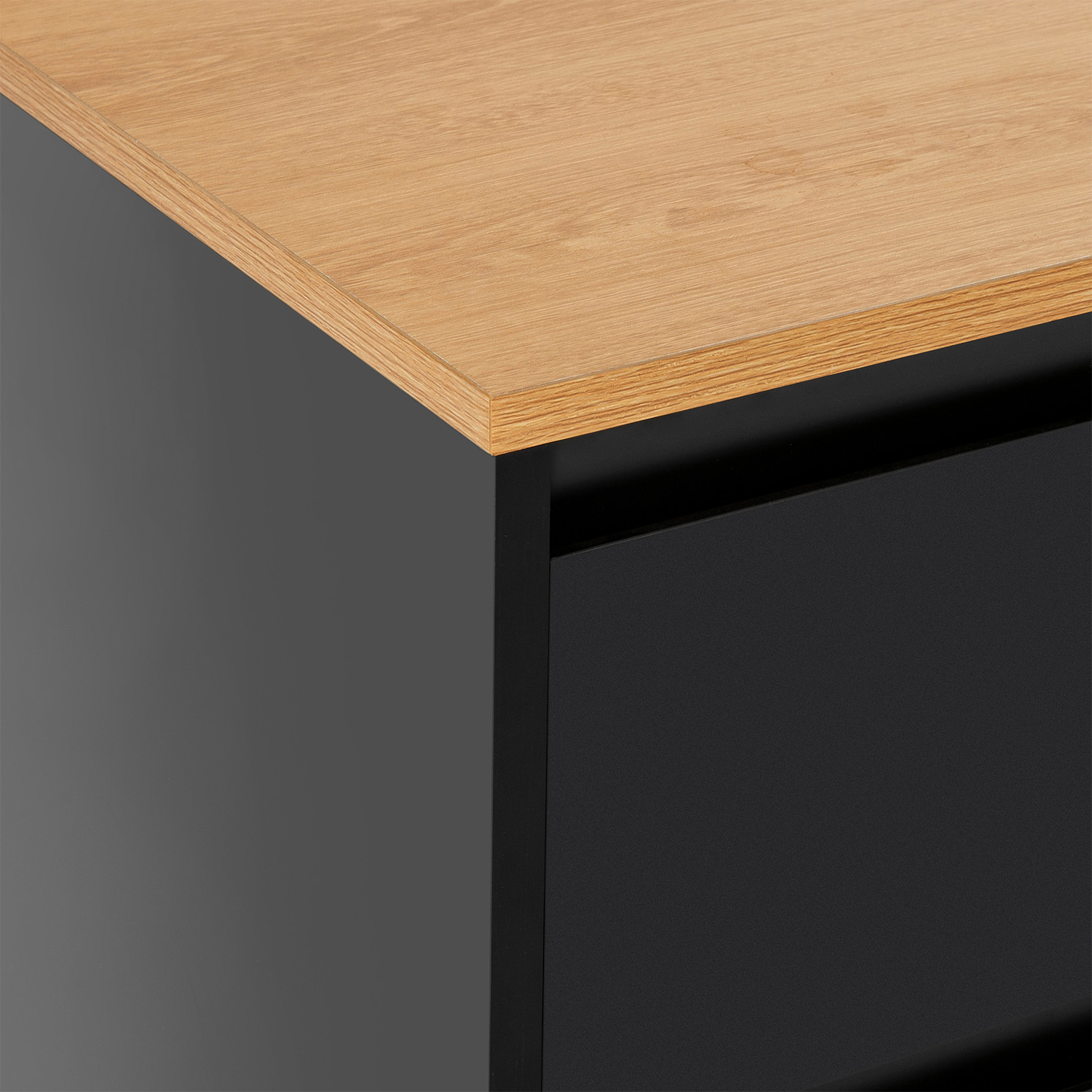 Primer plano de un tablero de madera sobre un mueble oscuro.