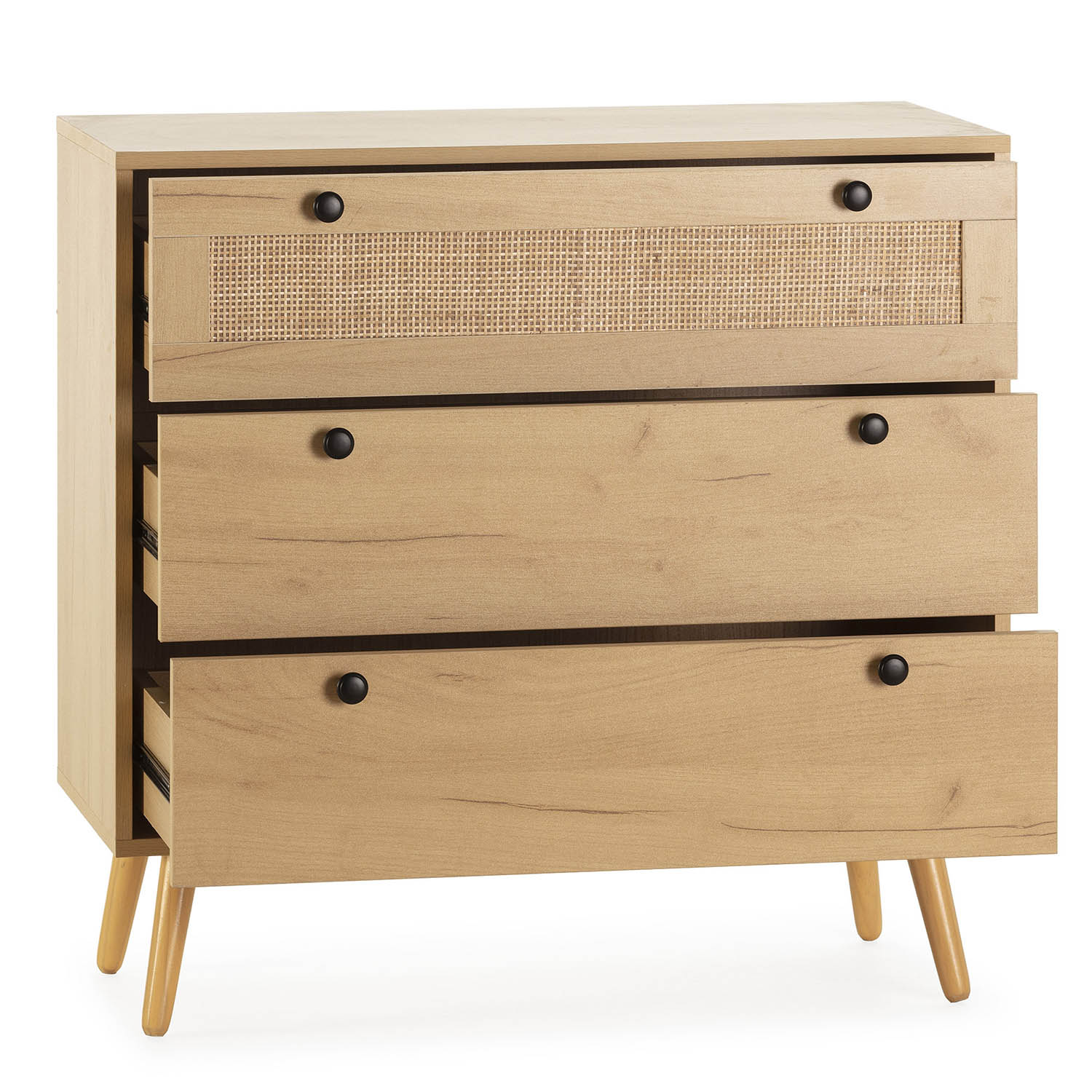 Cómoda de madera clara con tres cajones, detalle de ratán y tiradores negros.
