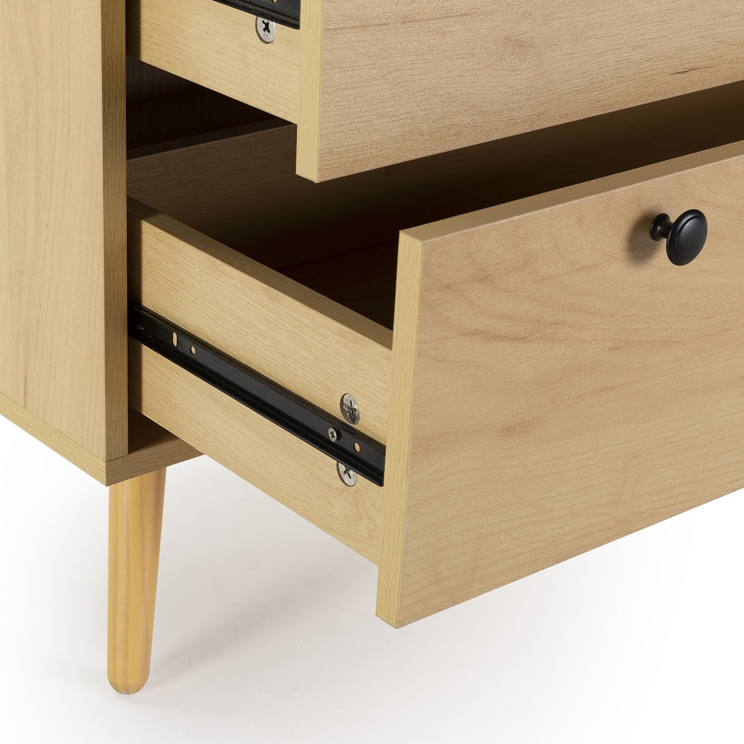 Un mueble de madera clara con cajones extraíbles y tiradores negros.