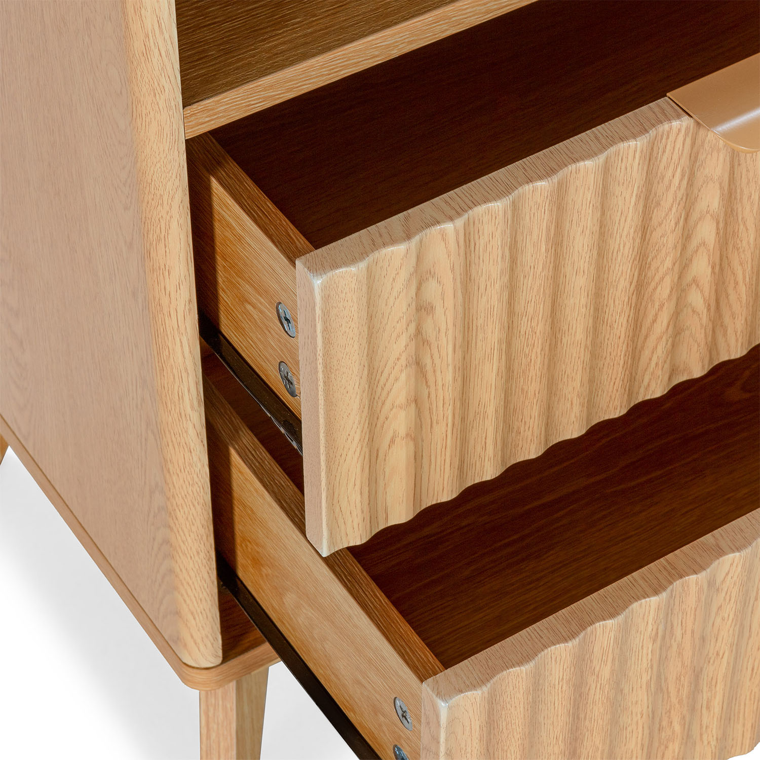 Un mueble de madera con dos cajones abiertos, con frente estriado.