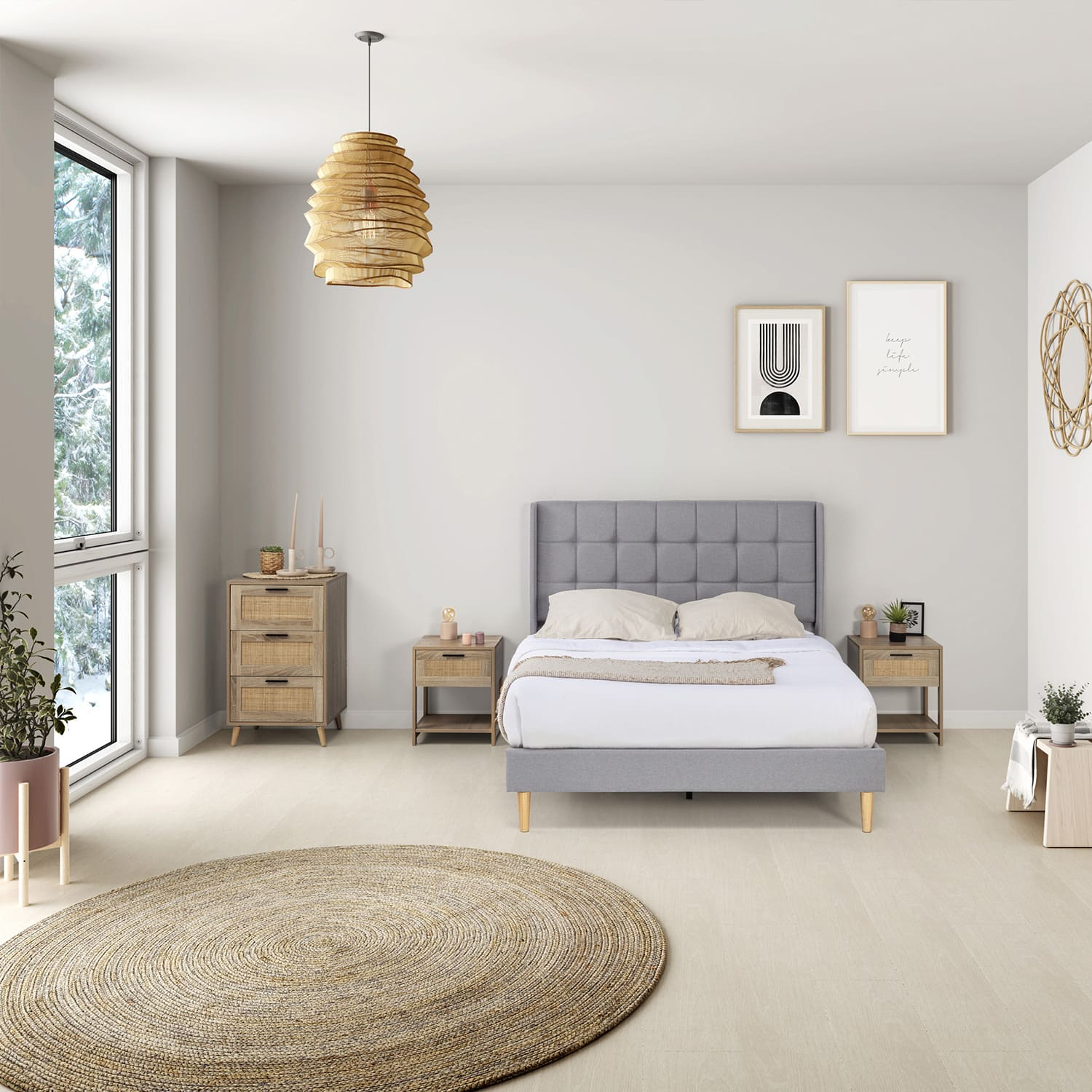 Un dormitorio con cama gris, mesitas de noche y alfombra redonda.
