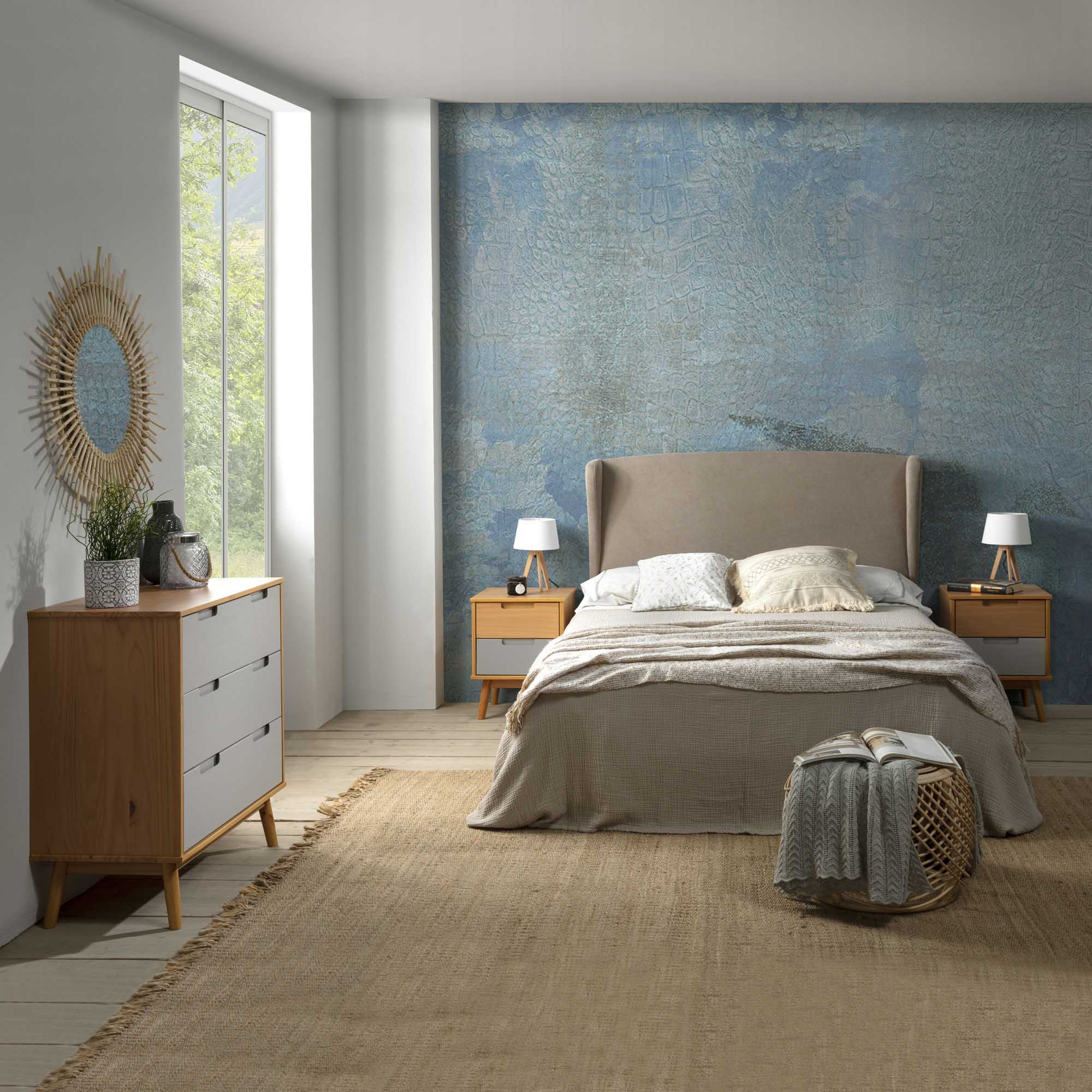 Un dormitorio con cama, mesitas de noche, cómoda y ventana.