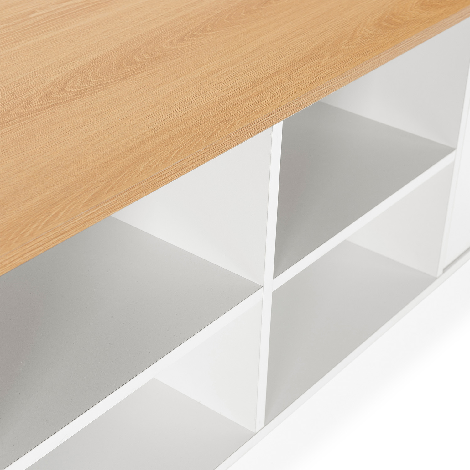 Una mesa de madera con estantes blancos debajo.