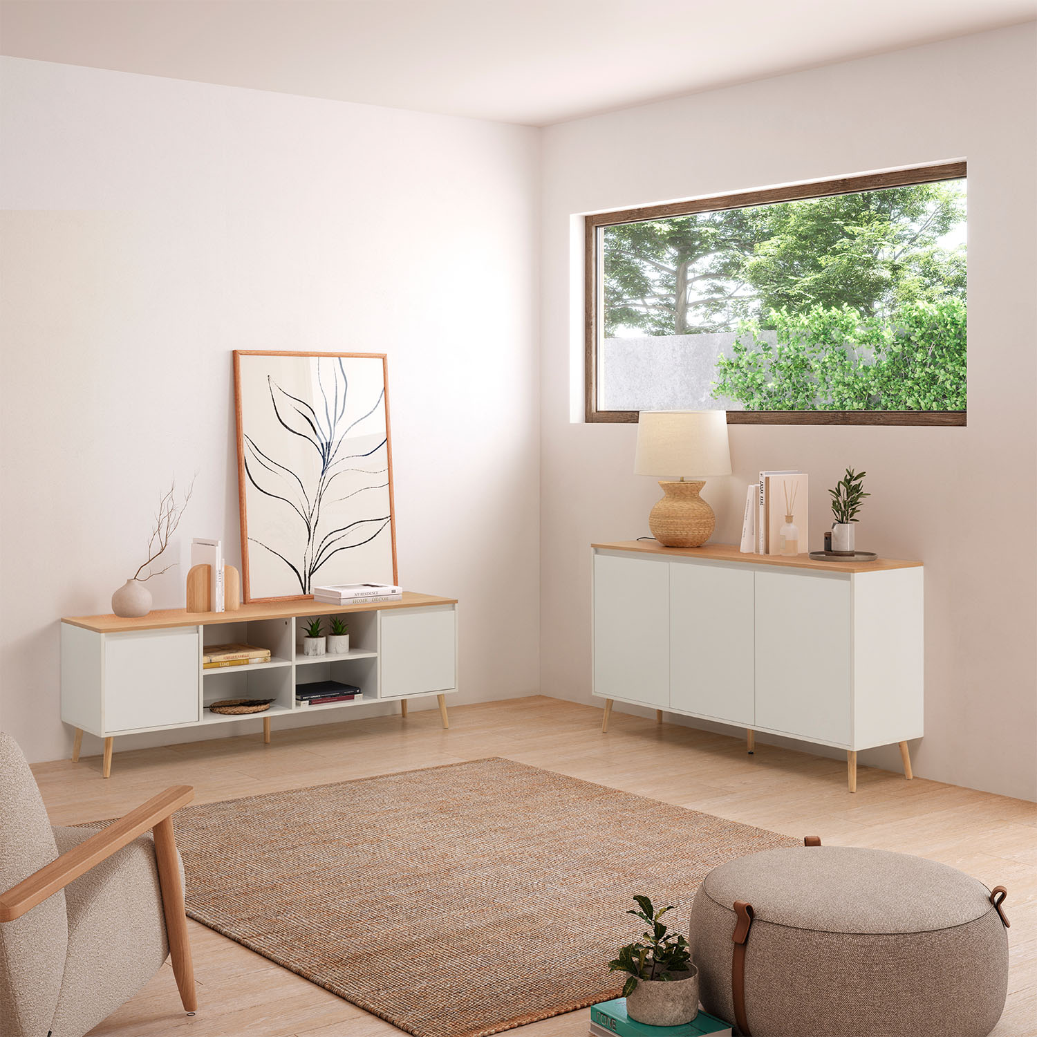 Una sala de estar luminosa con gabinetes blancos, alfombra y sillón.