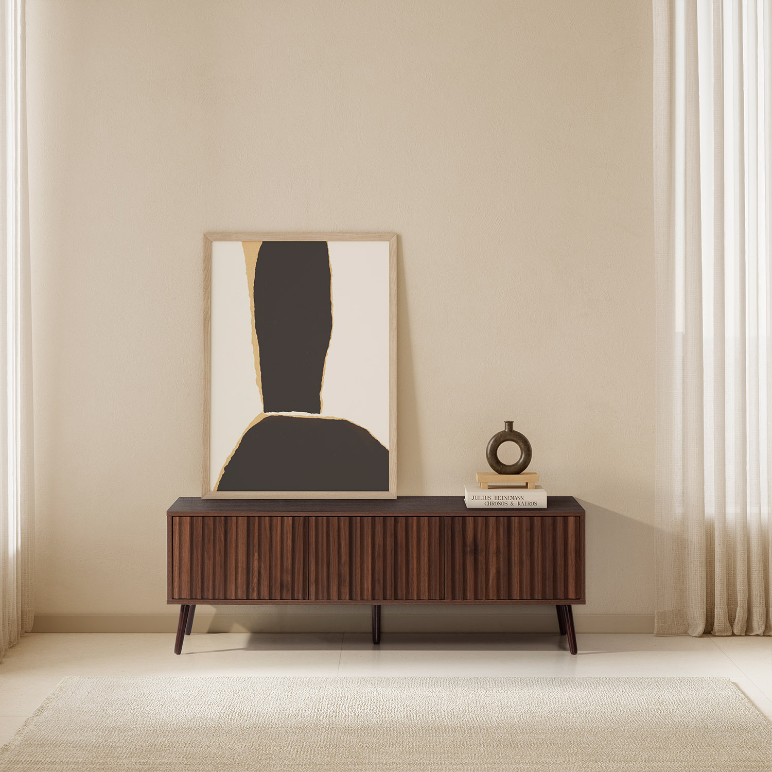 Un mueble de madera oscura con frente acanalado se alza contra una pared crema.