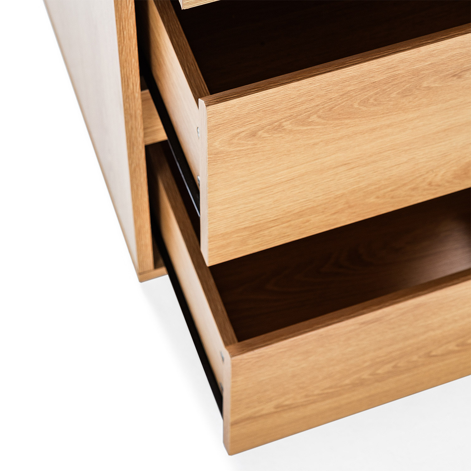 Cómoda de madera de roble claro con dos cajones abiertos, mostrando interior y guías.