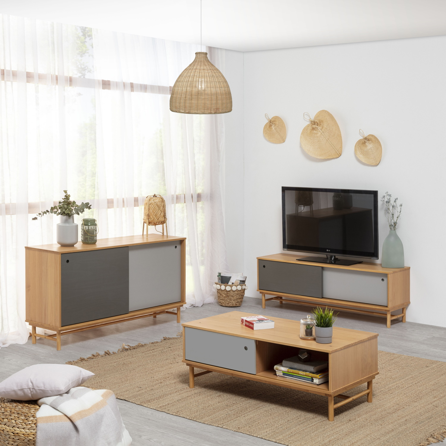 Una sala de estar con muebles de madera, TV, sofá y alfombra.