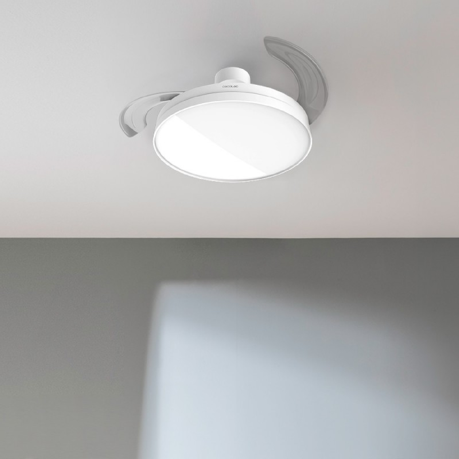 Lámpara de techo blanca moderna con ventilador integrado y luz incorporada.
