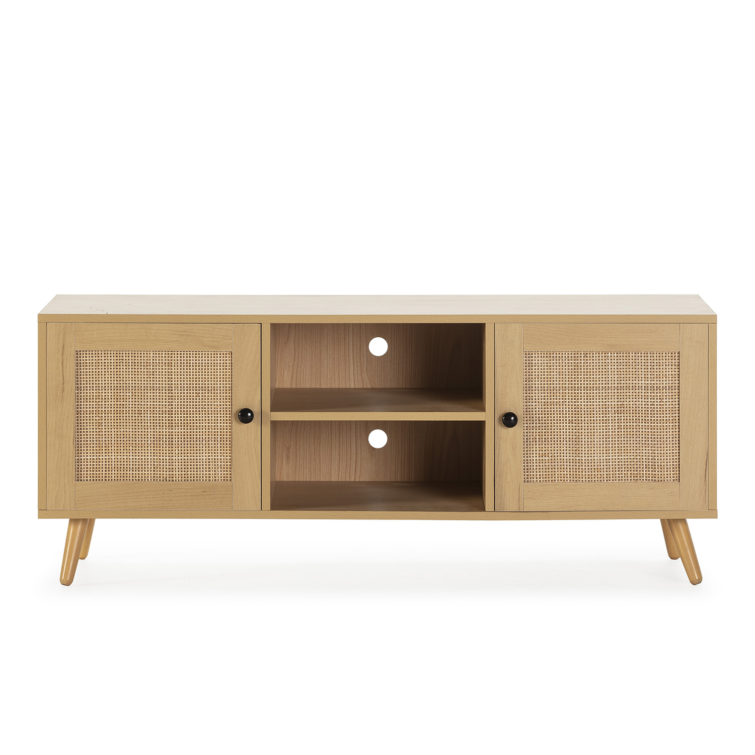 Mueble de TV de madera clara con puertas de ratán, estantes abiertos y patas cónicas.