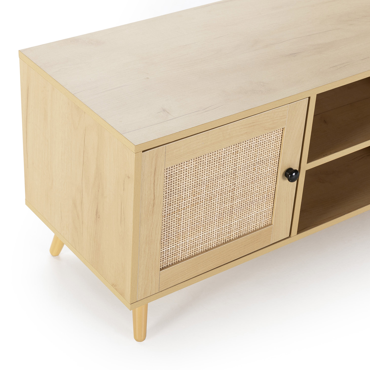 Mueble de TV de madera con puerta de ratán, tirador negro y tres estantes.