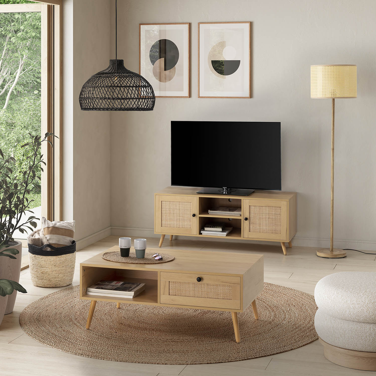 Una sala de estar con mesa de centro de madera, mueble de TV, TV y alfombra redonda.