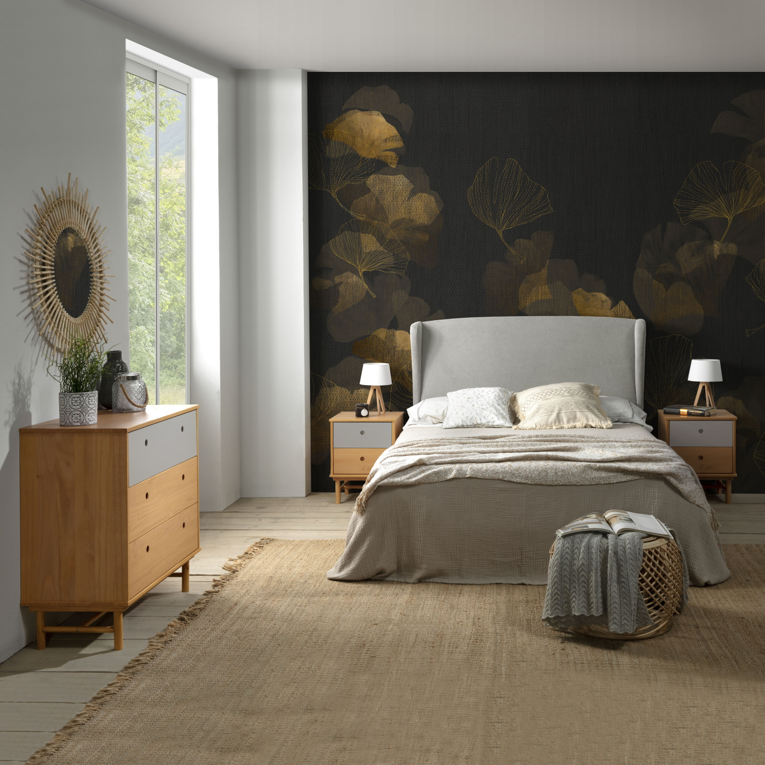 Un dormitorio con cama, mesitas de noche, cómoda, espejo y ventana.