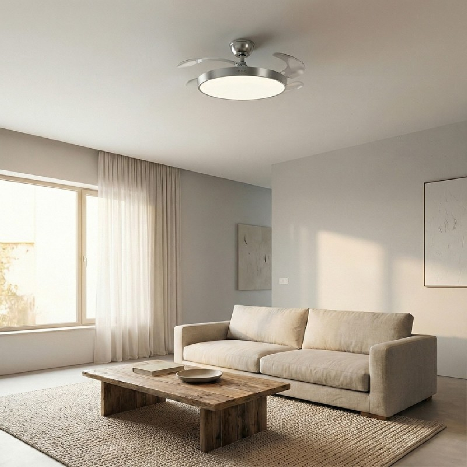 Un soggiorno con divano, tavolino, ventilatore a soffitto e finestra.