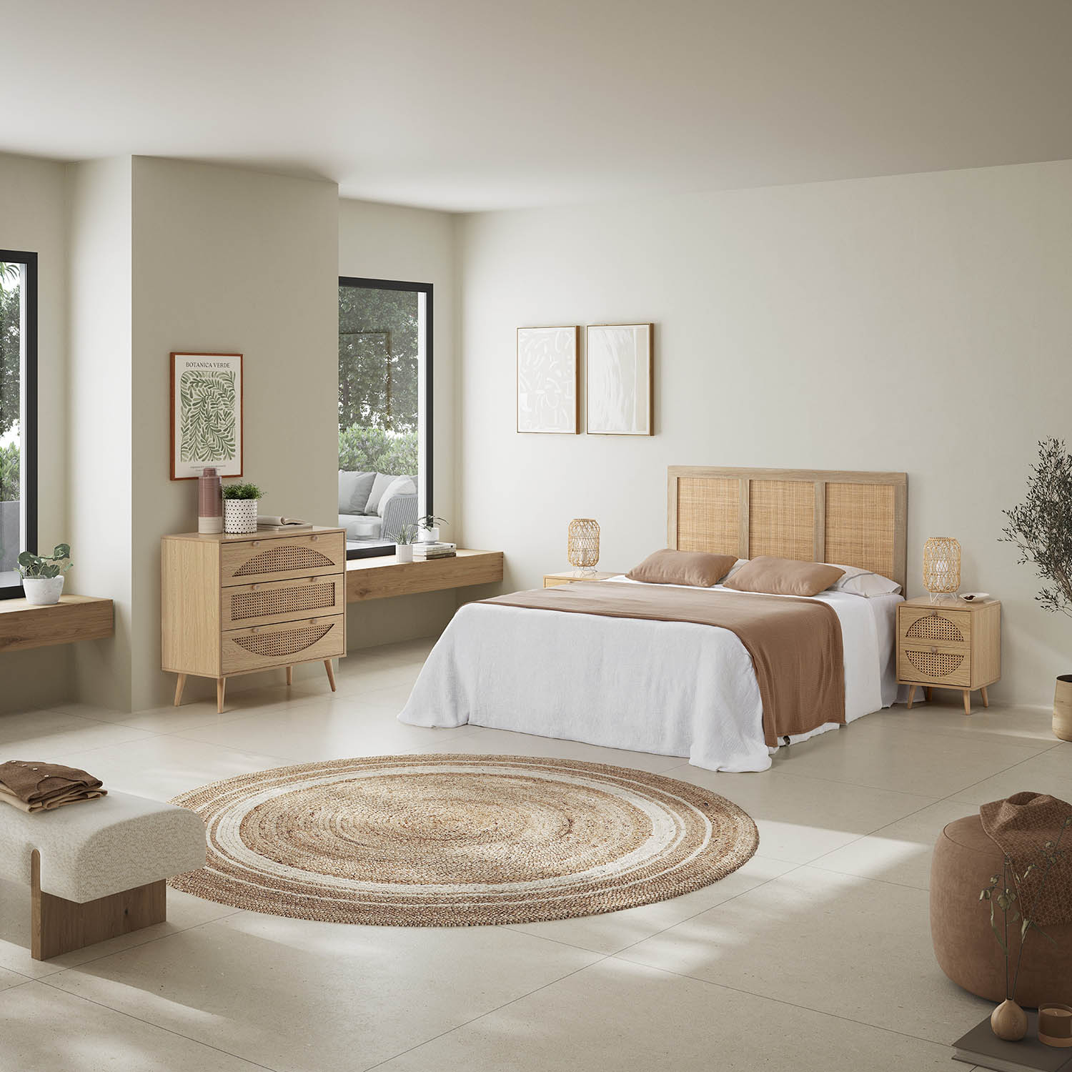 Un dormitorio con cama de madera, mesitas de noche y alfombra redonda de yute.