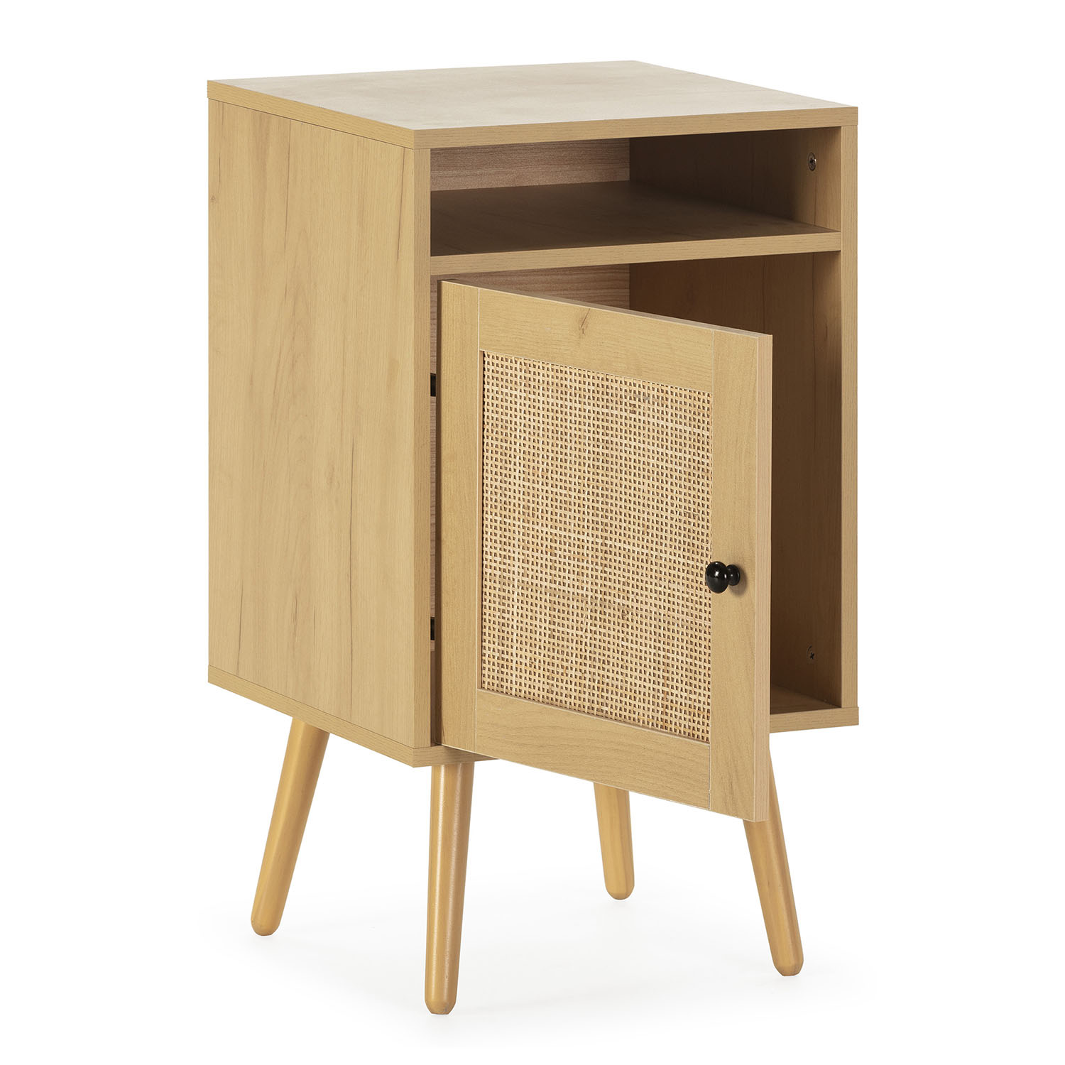 Una mesita de noche de madera con un estante y una puerta abierta con inserción de ratán.