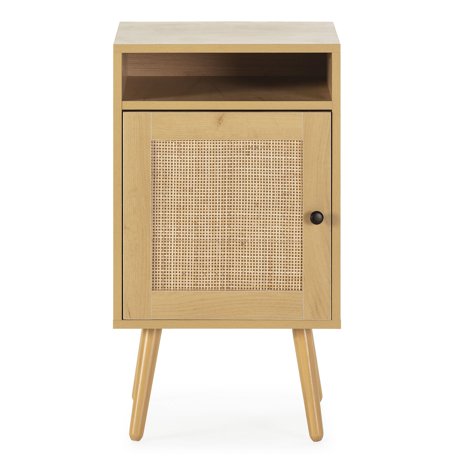 Mesita de noche de madera con estante abierto y puerta con tejido de ratán.