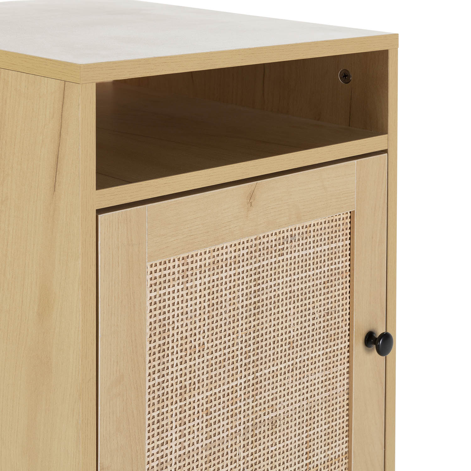 Un armario de madera con un estante abierto y una puerta con detalle de ratán.