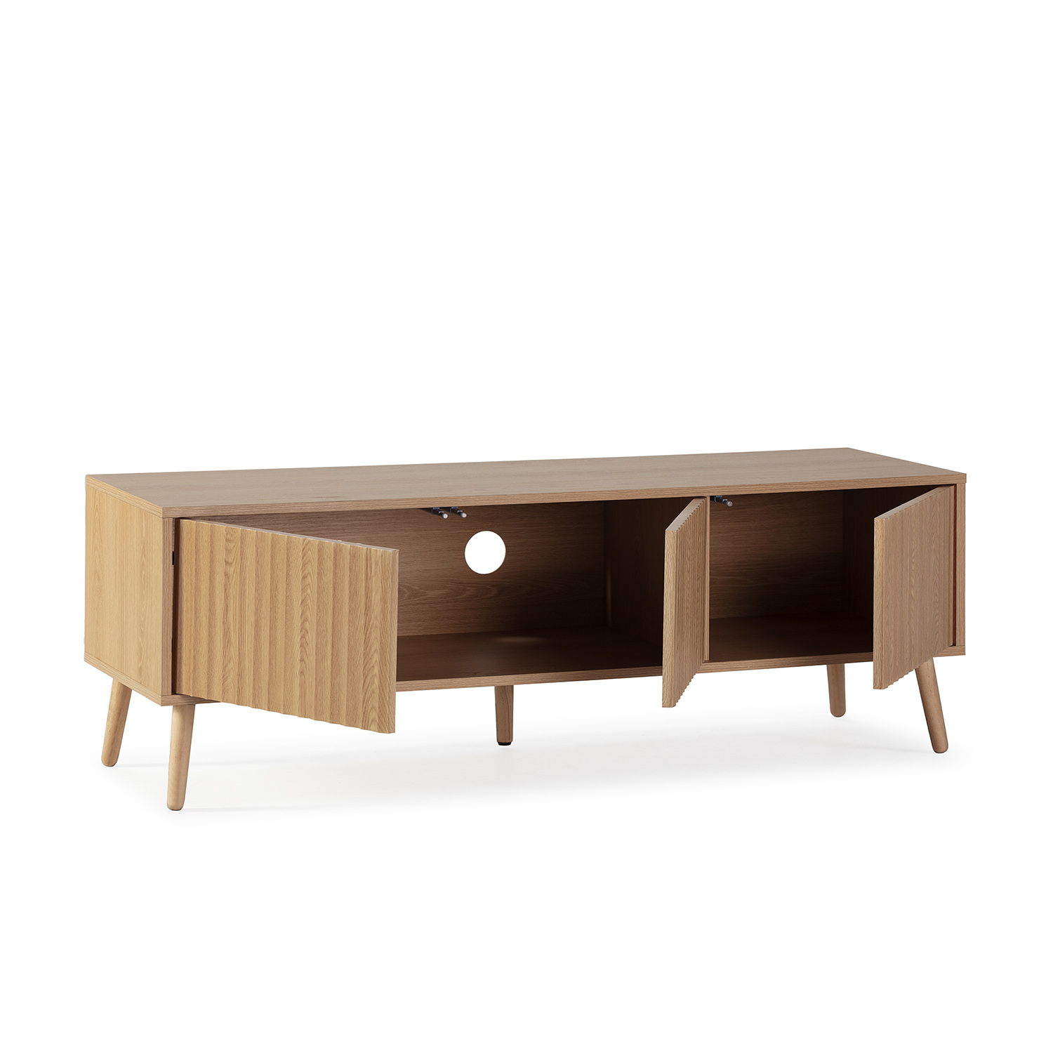 Un mueble de TV de madera clara con puertas entreabiertas, frentes acanalados y patas cónicas.