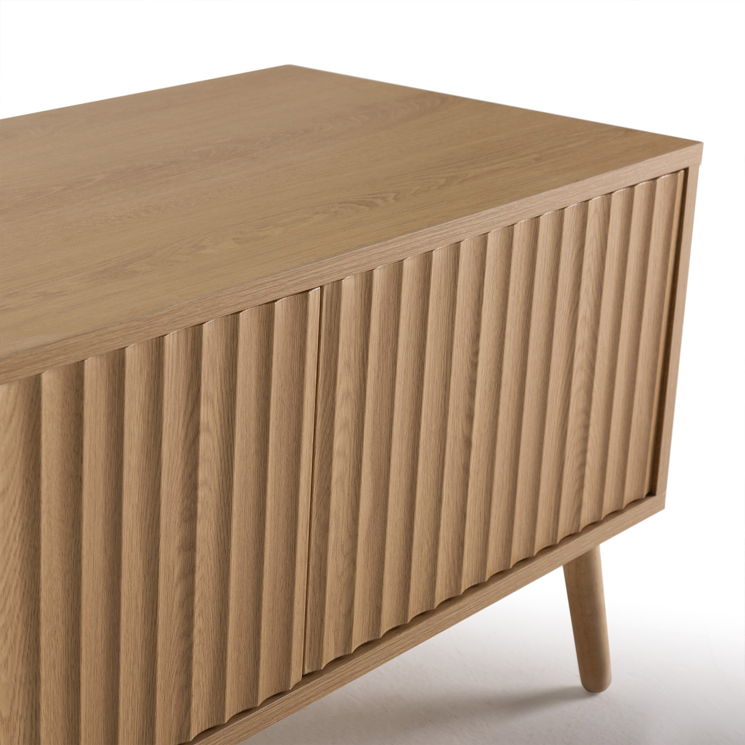 Un mueble de madera con puertas acanaladas y patas cónicas.