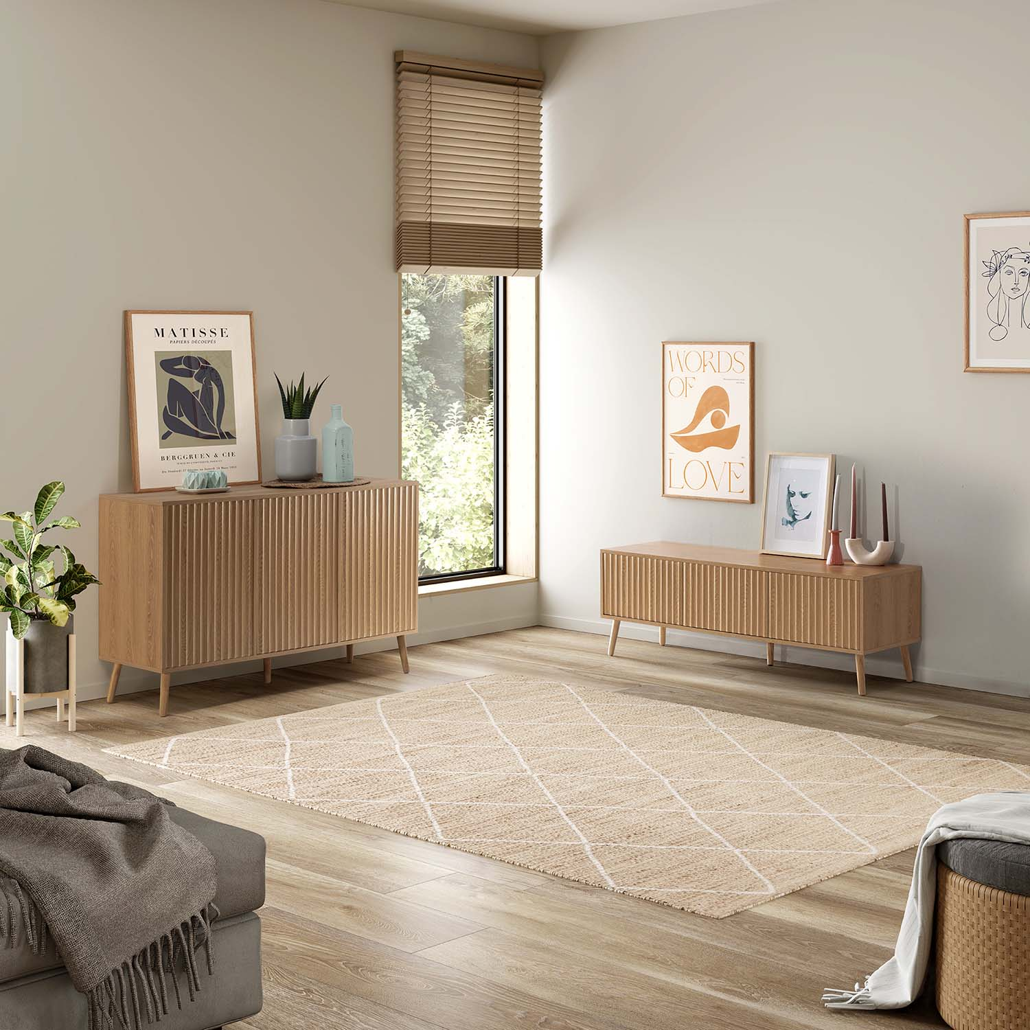 Sala de estar con muebles de madera, alfombra y plantas.