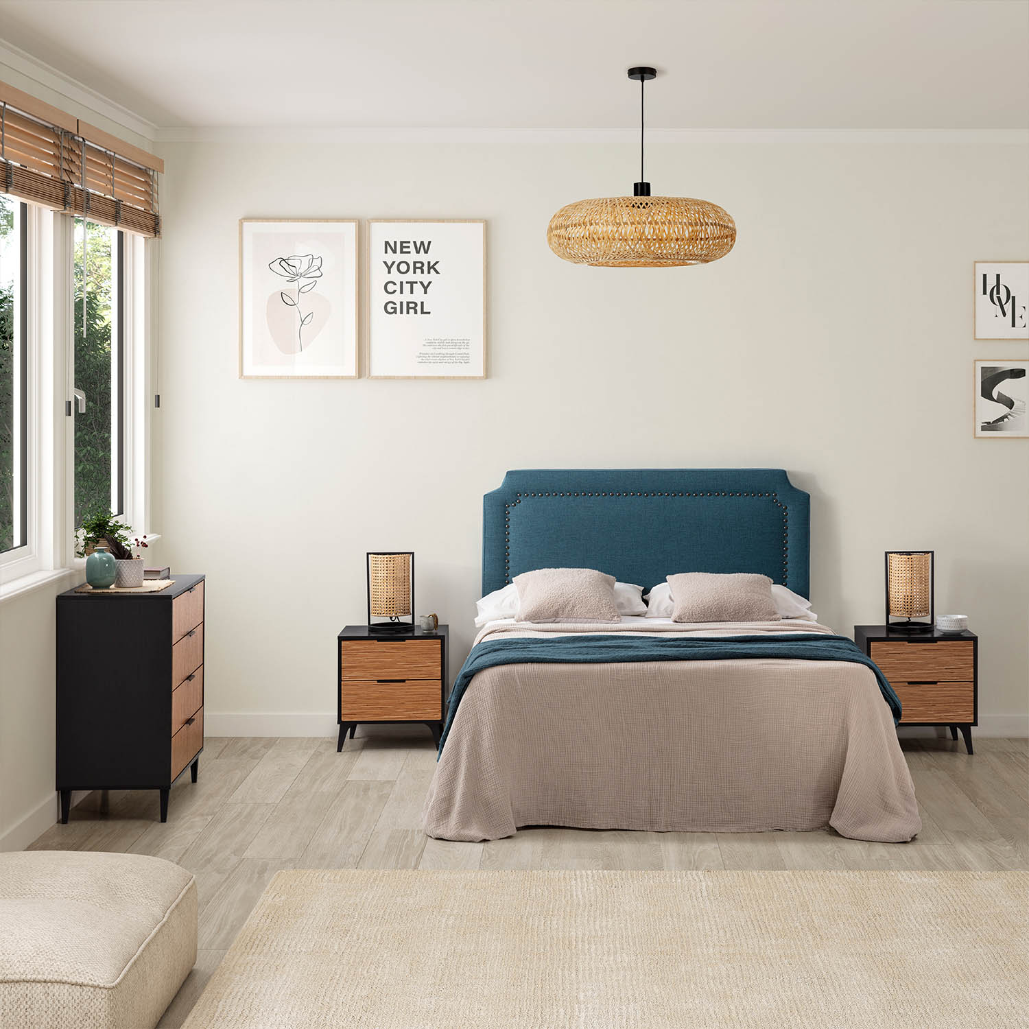 Un dormitorio con cama azul, mesitas de noche, cómoda y ventanas.