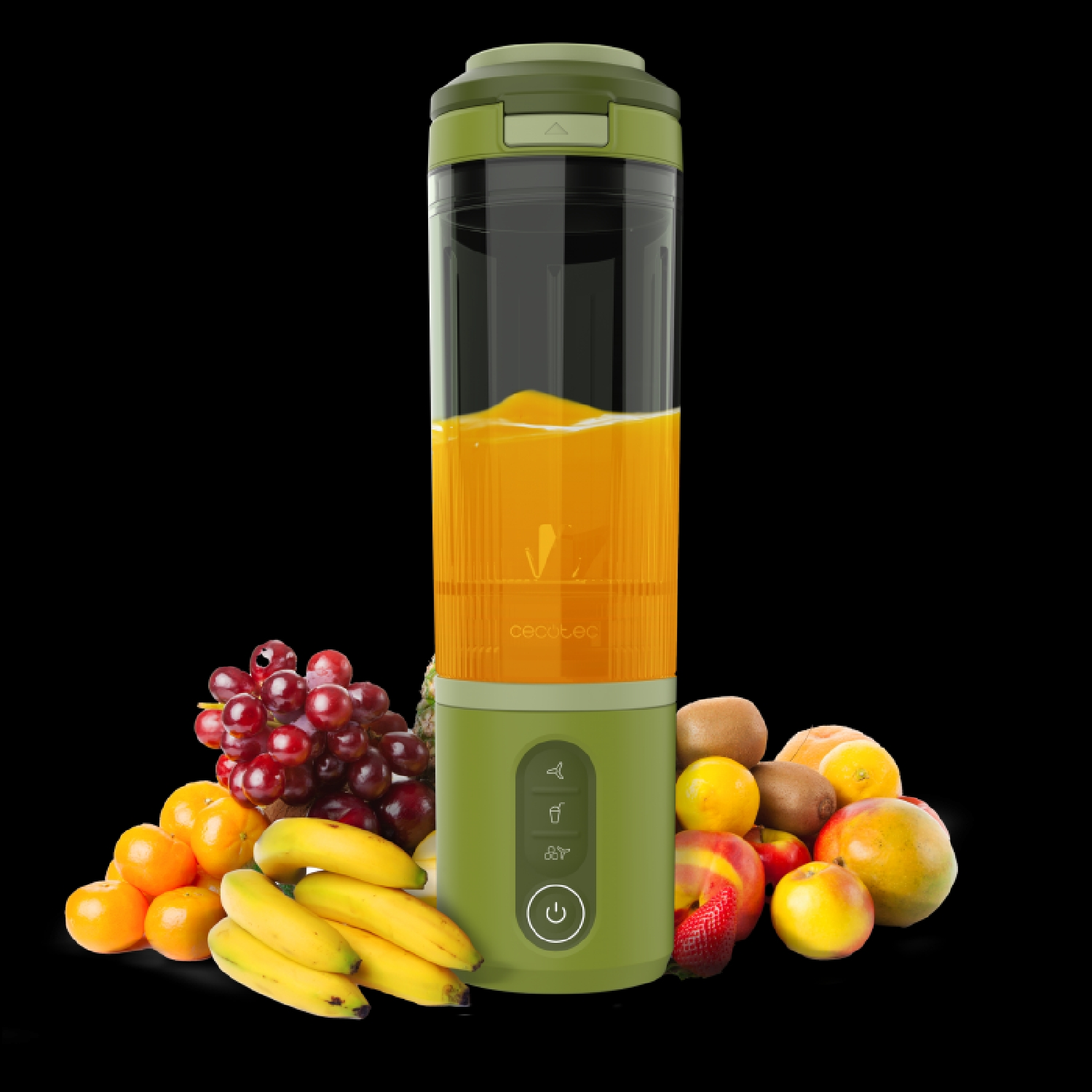 Batidora portátil verde con jugo de naranja, rodeada de plátanos, uvas, kiwis y otras frutas.