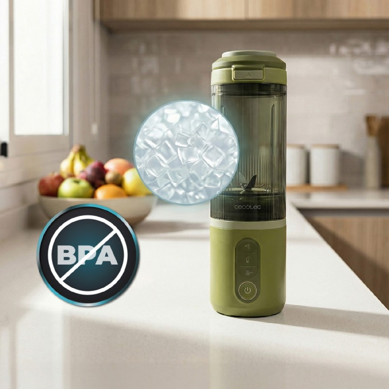 Batidora verde en encimera, con frutas e icono sin BPA cerca.