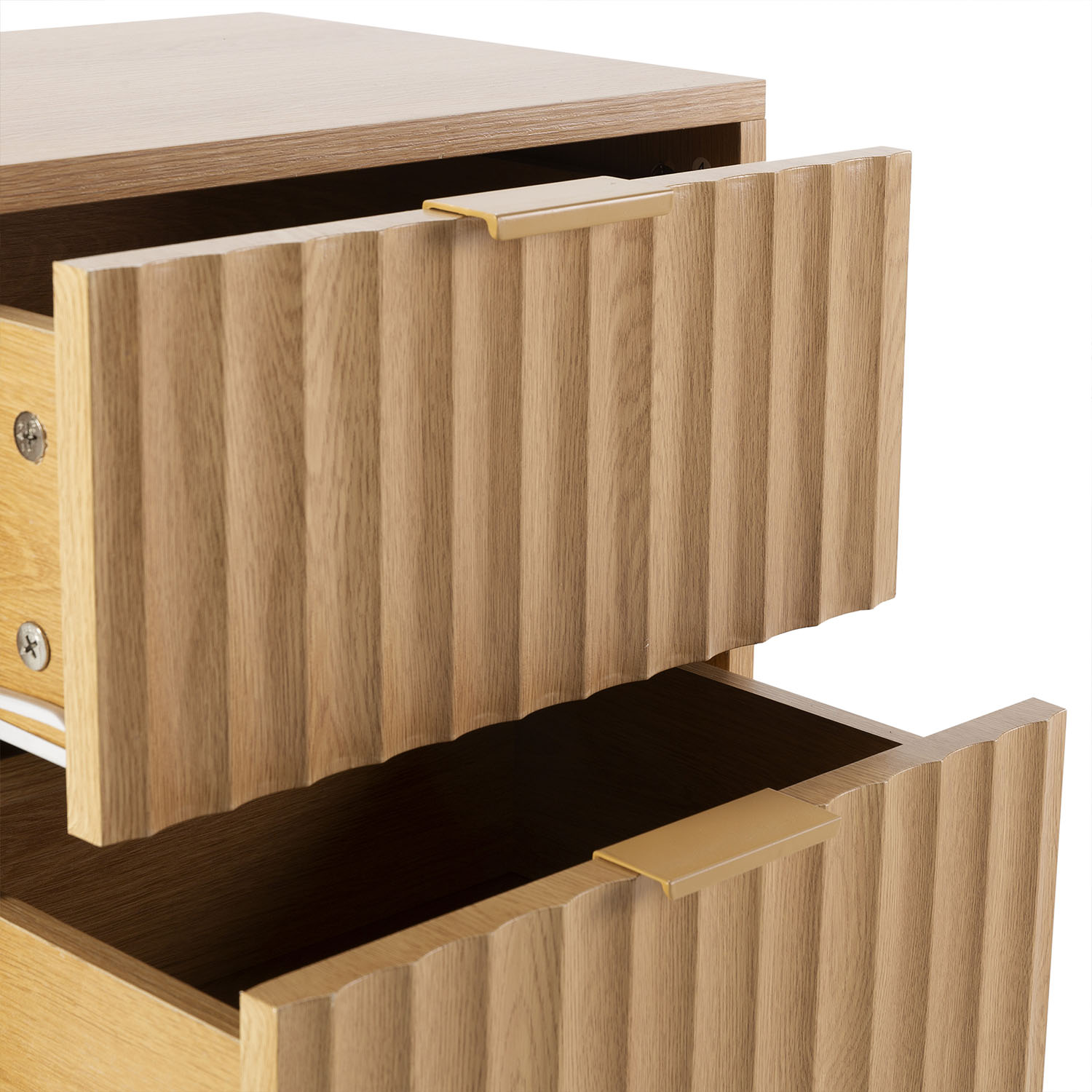 Cómoda de madera con dos cajones ligeramente abiertos y tiradores dorados.