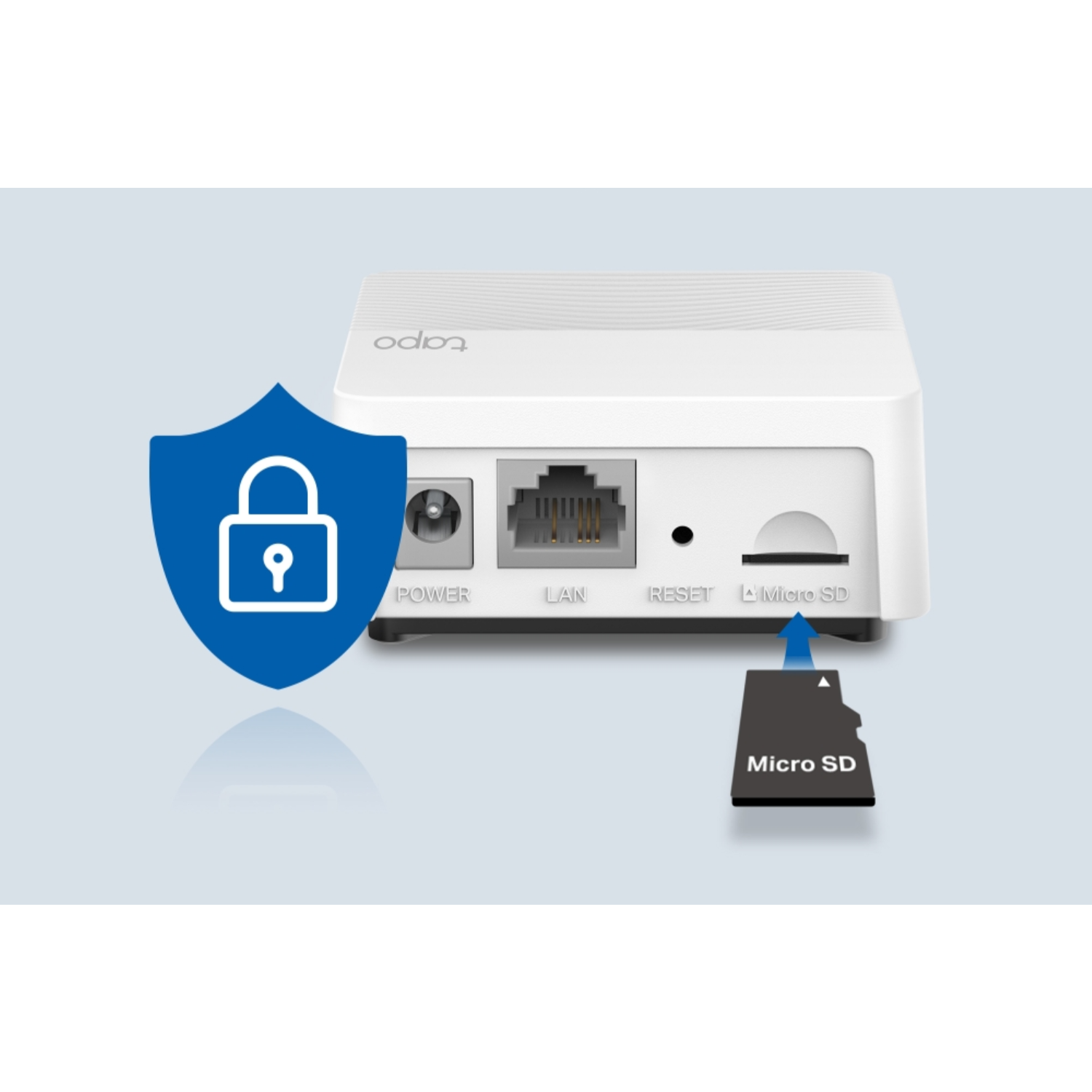 Un dispositivo Tapo blanco con puertos y una tarjeta Micro SD insertándose. Un icono de seguridad a la izquierda.
