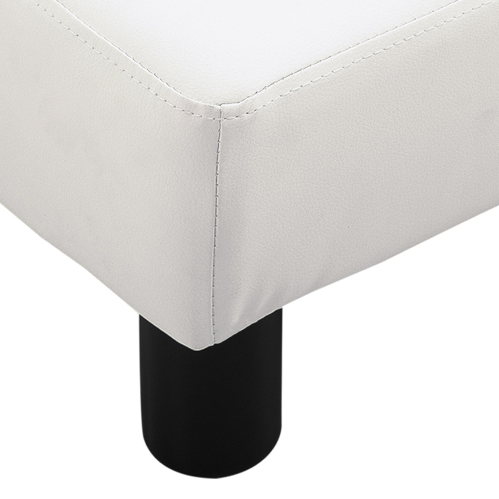 Primer plano de una superficie blanca y cosida con una pata cilíndrica negra.