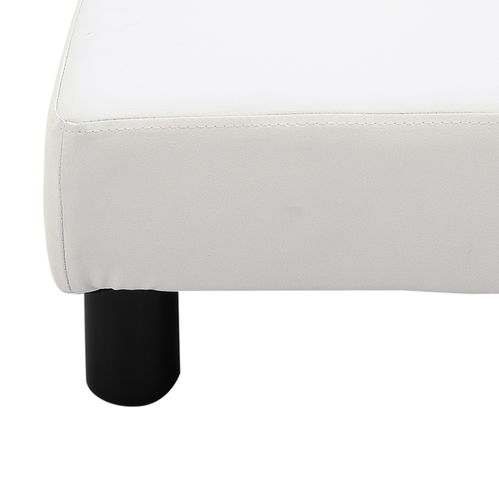 Primer plano de un otomano tapizado blanco con pata cilíndrica negra.