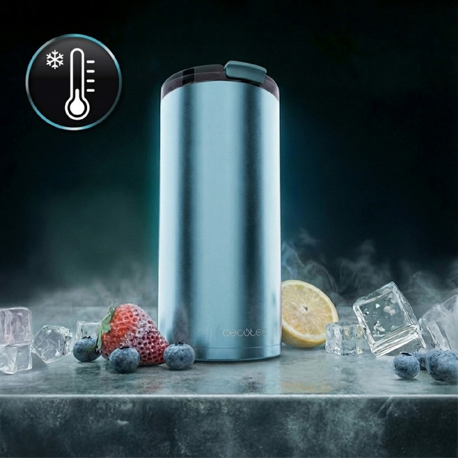 Un vaso azul con frutas y cubitos de hielo alrededor.