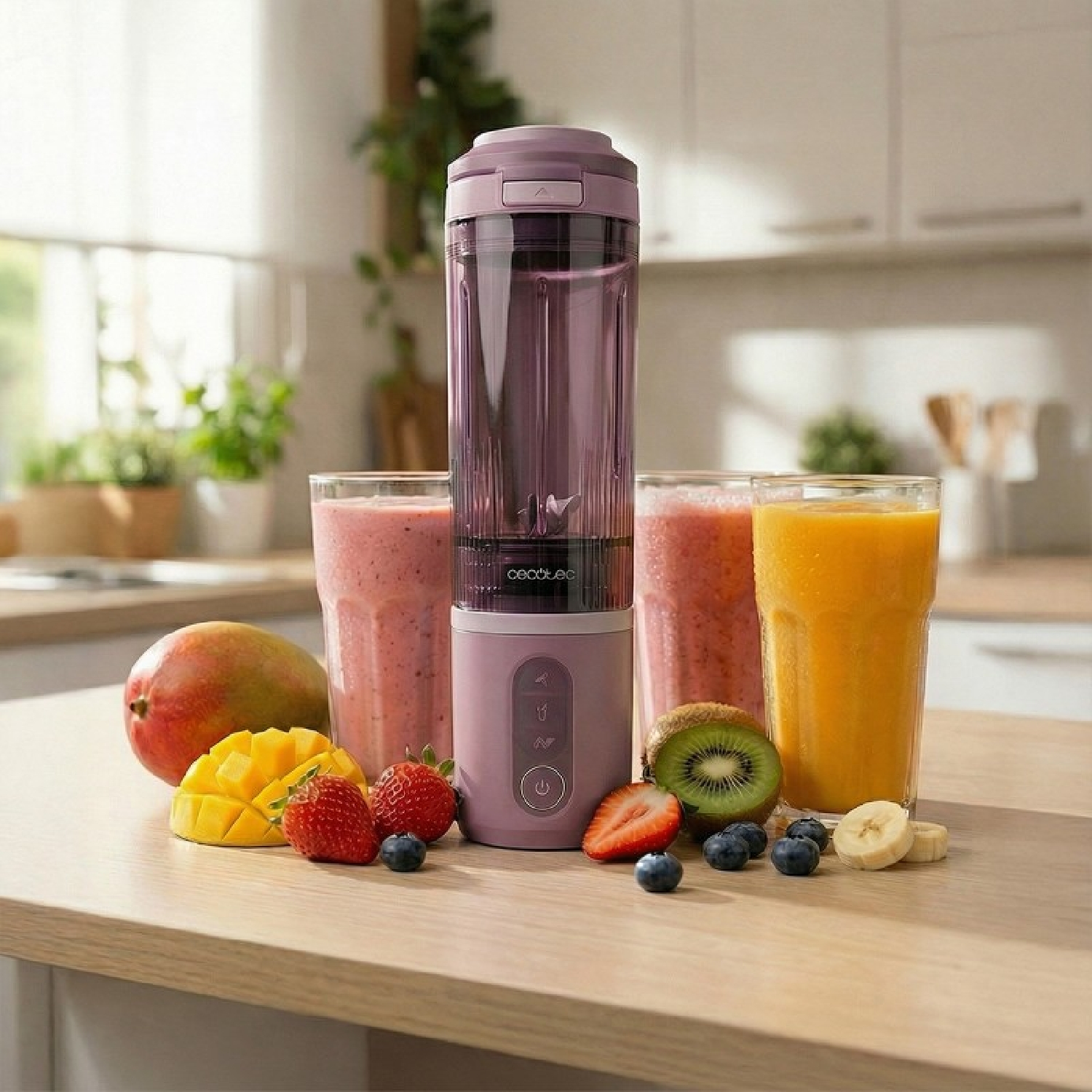 Una licuadora portátil morada con frutas y batidos sobre una mesa de madera.