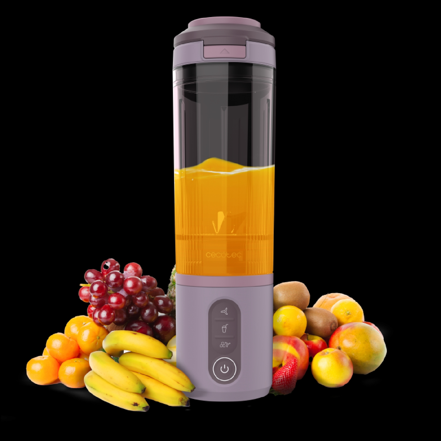 Batidora portátil con zumo de naranja y frutas variadas: plátanos, uvas, naranjas, kiwis, manzanas, mango.