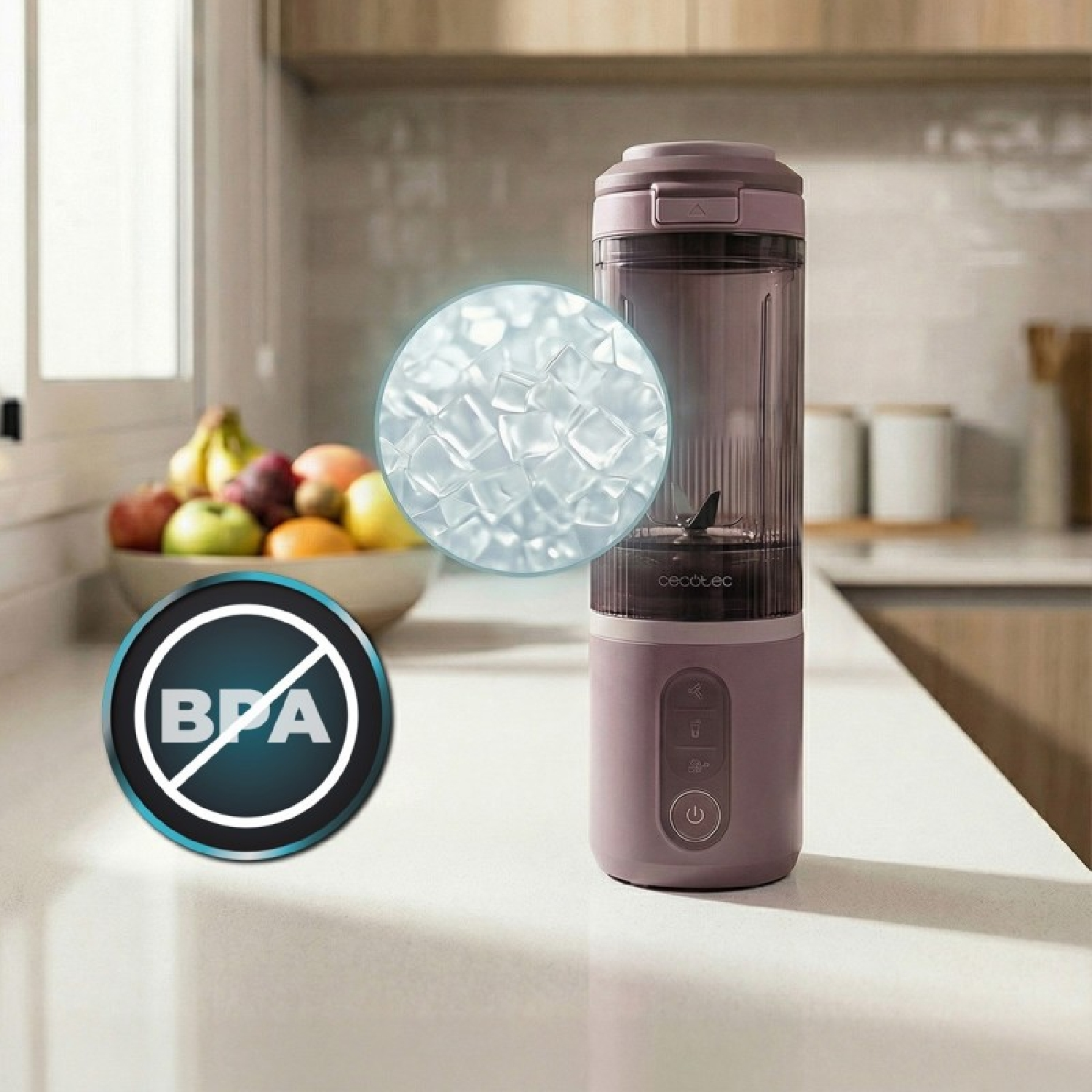Licuadora morada con cubitos de hielo, frutero y símbolo libre de BPA en una encimera.