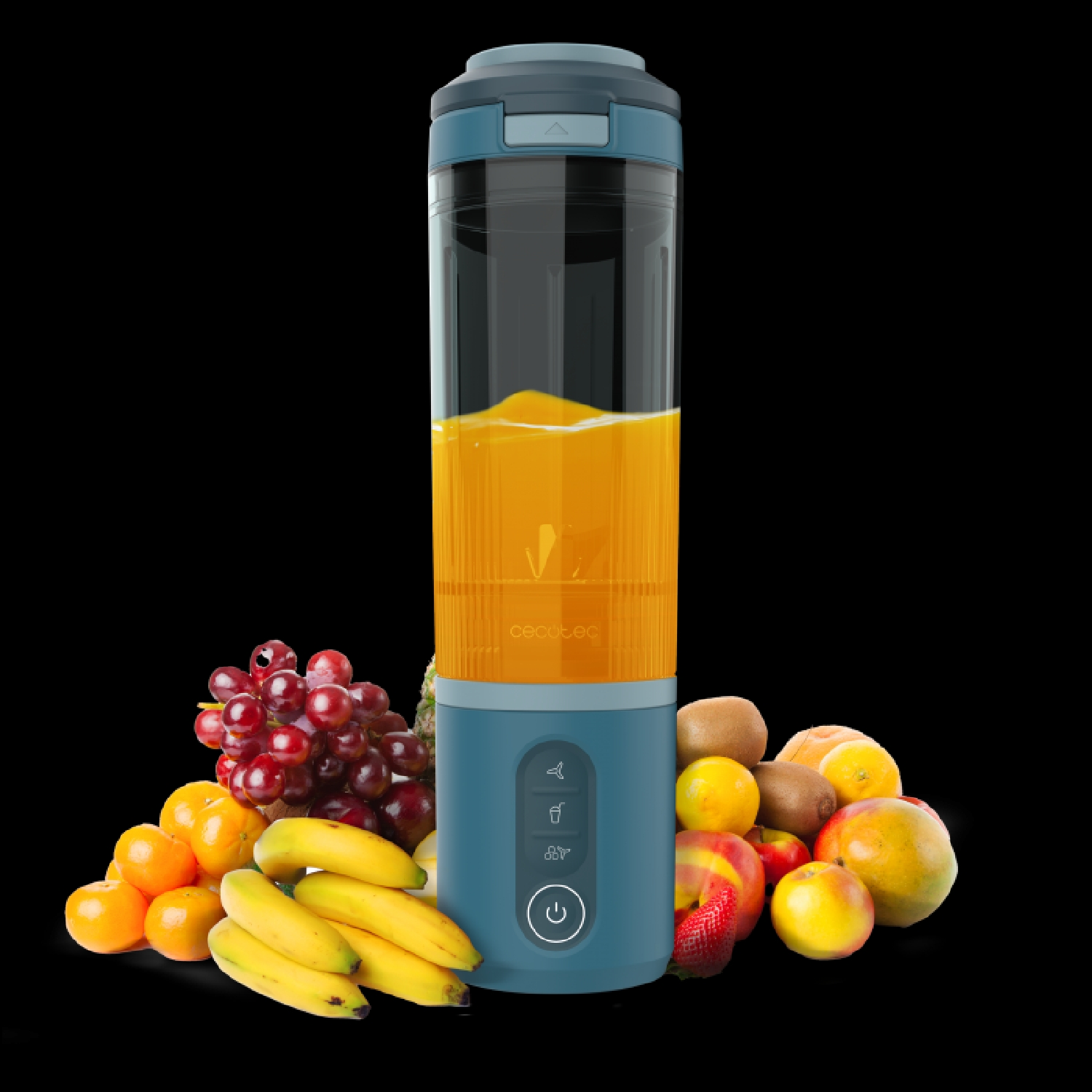 Una licuadora azul con bebida de naranja y frutas como uvas, plátanos, kiwis y manzanas.