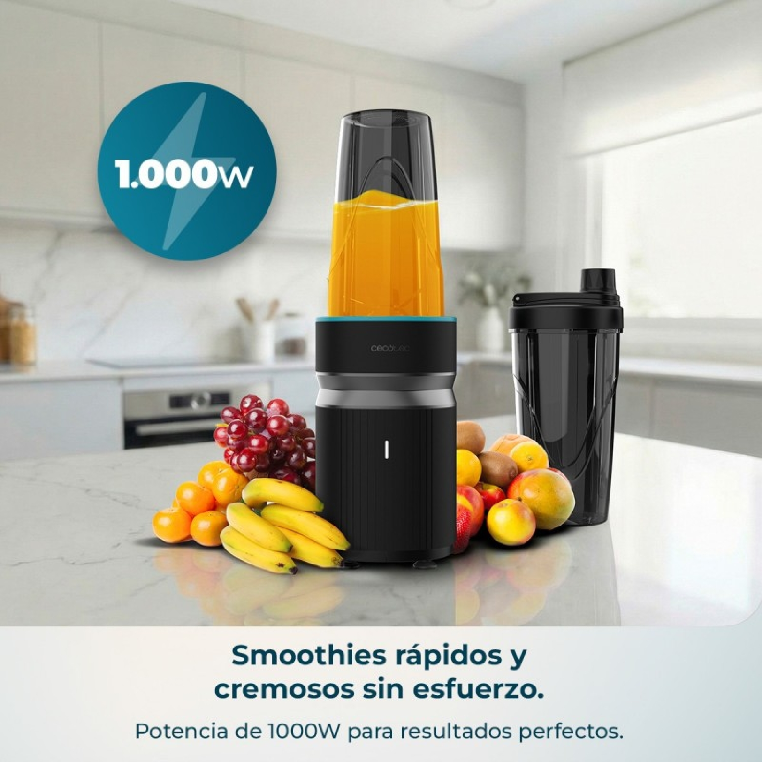 Un frullatore nero con succo e frutta su un piano di lavoro in marmo. Potenza 1000W.