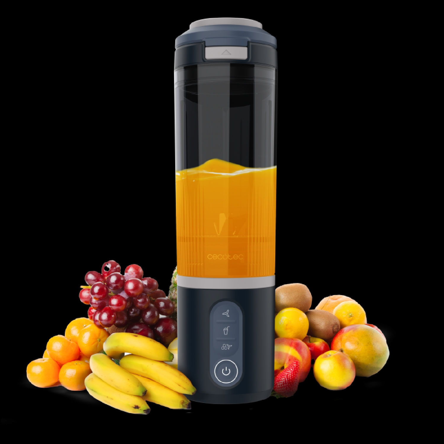 Un frullatore portatile con succo d'arancia e frutta come uva, banane e kiwi.