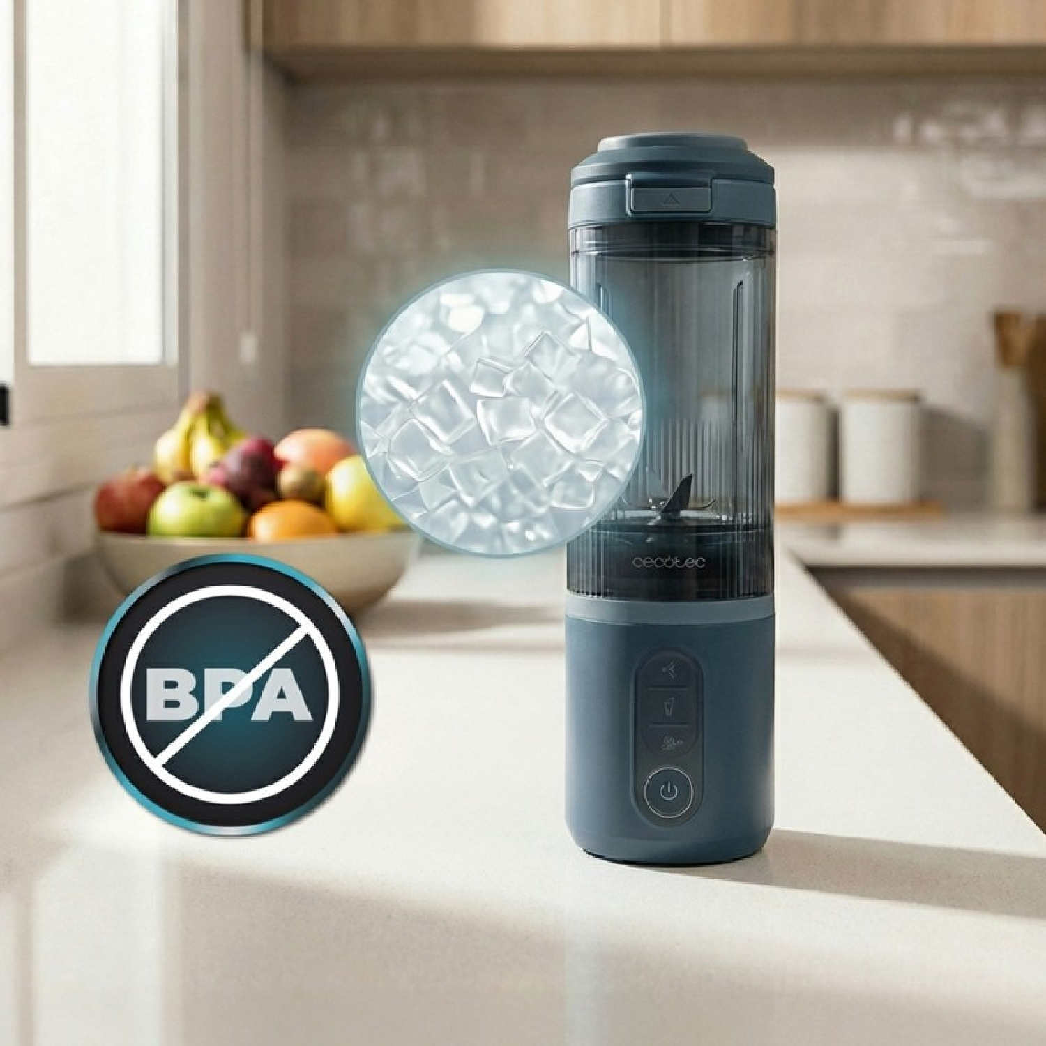 Frullatore blu su bancone cucina con frutta e simbolo senza BPA.